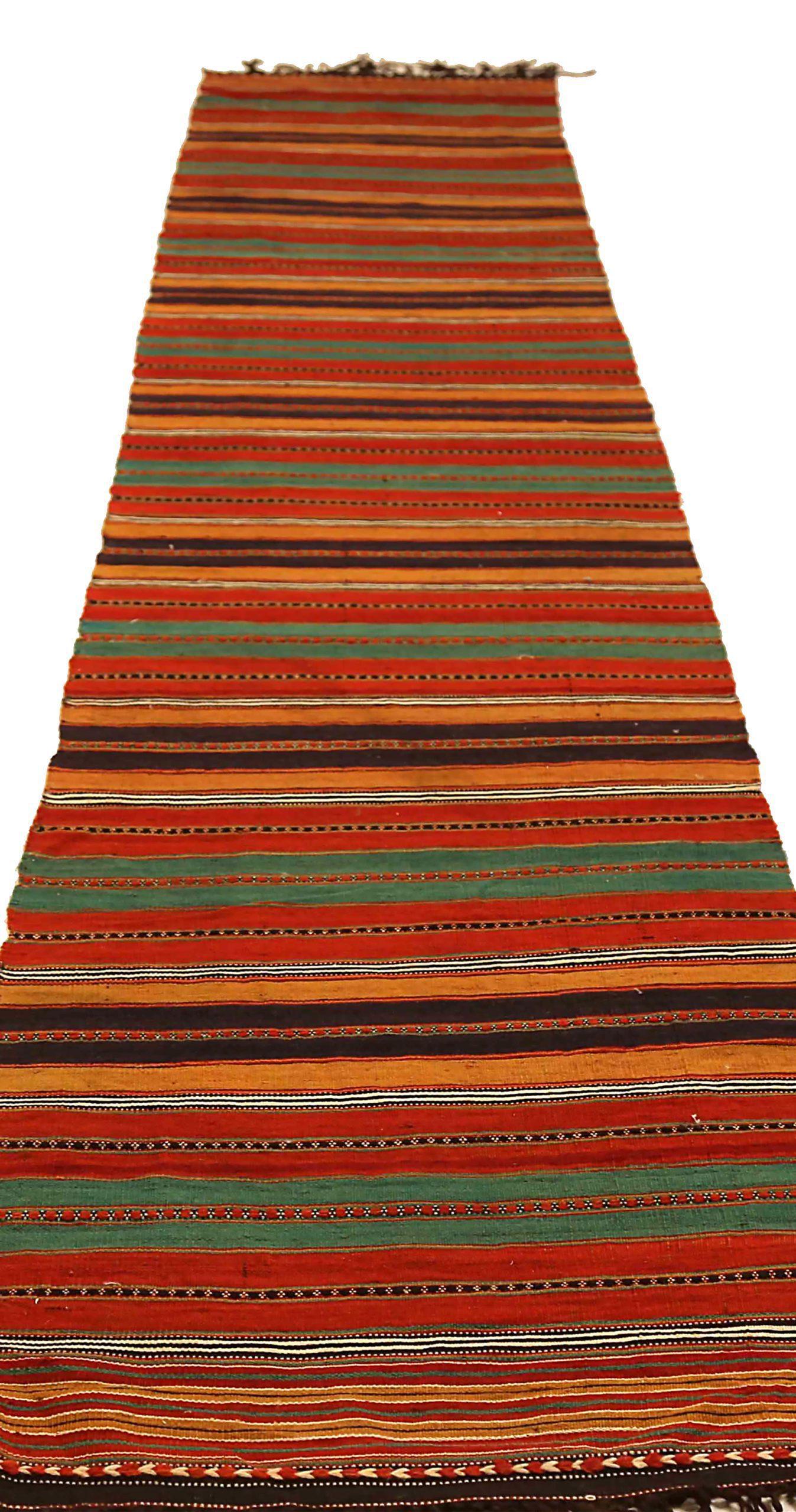 Entdecken Sie die Eleganz des persischen Kilim mit dem Läufer von CIRCA 1880. Dieses exklusive Design, das mit viel Liebe zum Detail entworfen wurde, ist perfekt, um Ihren Raum zu verschönern.