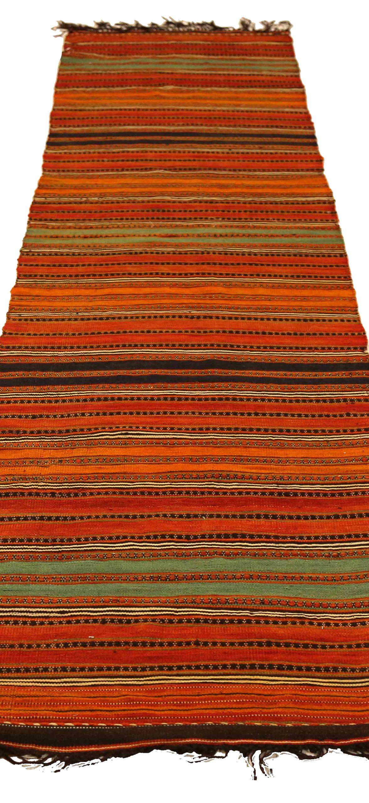 Scopri l'eleganza del tappeto persiano Rug & Kilim del 1880. Progettato con una meticolosa attenzione ai dettagli, questo design esclusivo è perfetto per valorizzare il tuo spazio.