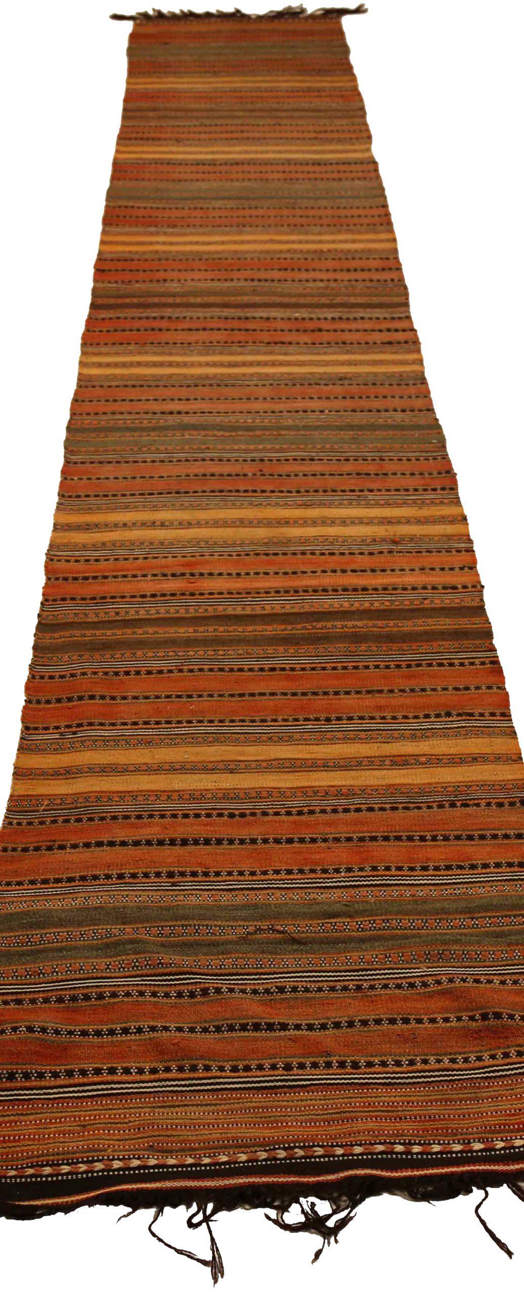 Découvrez l'élégance du Rug & Kilim persan, qui présente un tapis de course de Circa 1880. Conçu avec une attention méticuleuse aux détails, ce design exclusif est parfait pour mettre en valeur votre espace.