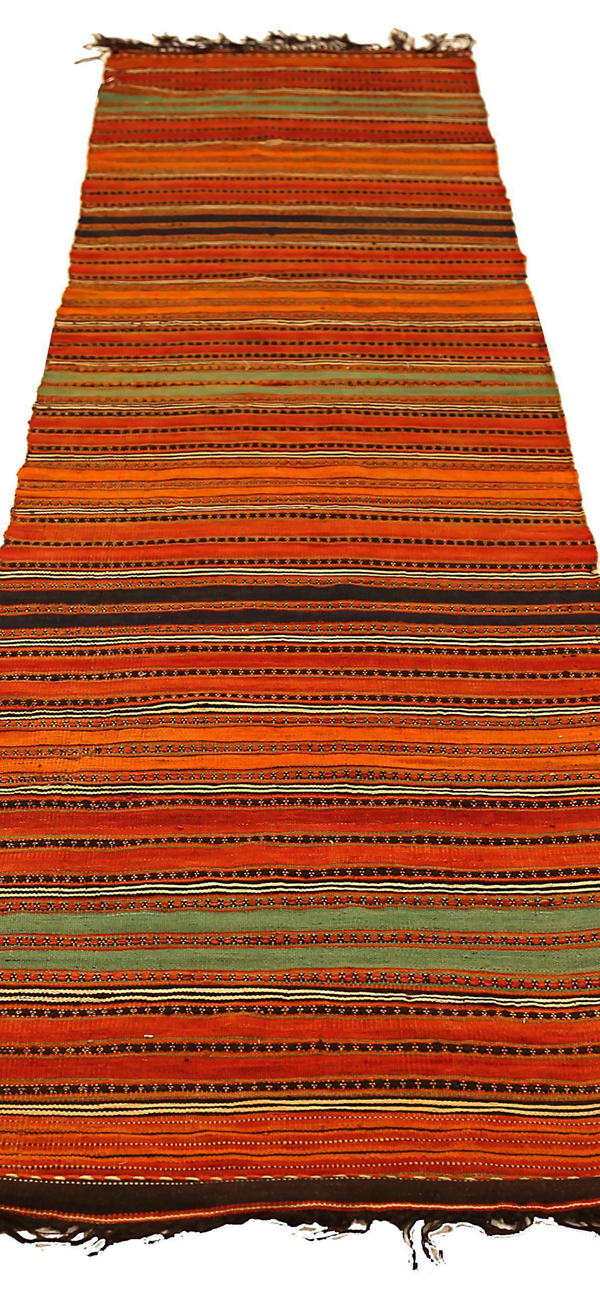 Entdecken Sie die Eleganz des persischen Kilim mit dem Läufer von CIRCA 1880. Dieses exklusive Design, das mit viel Liebe zum Detail entworfen wurde, ist perfekt, um Ihren Raum zu verschönern.