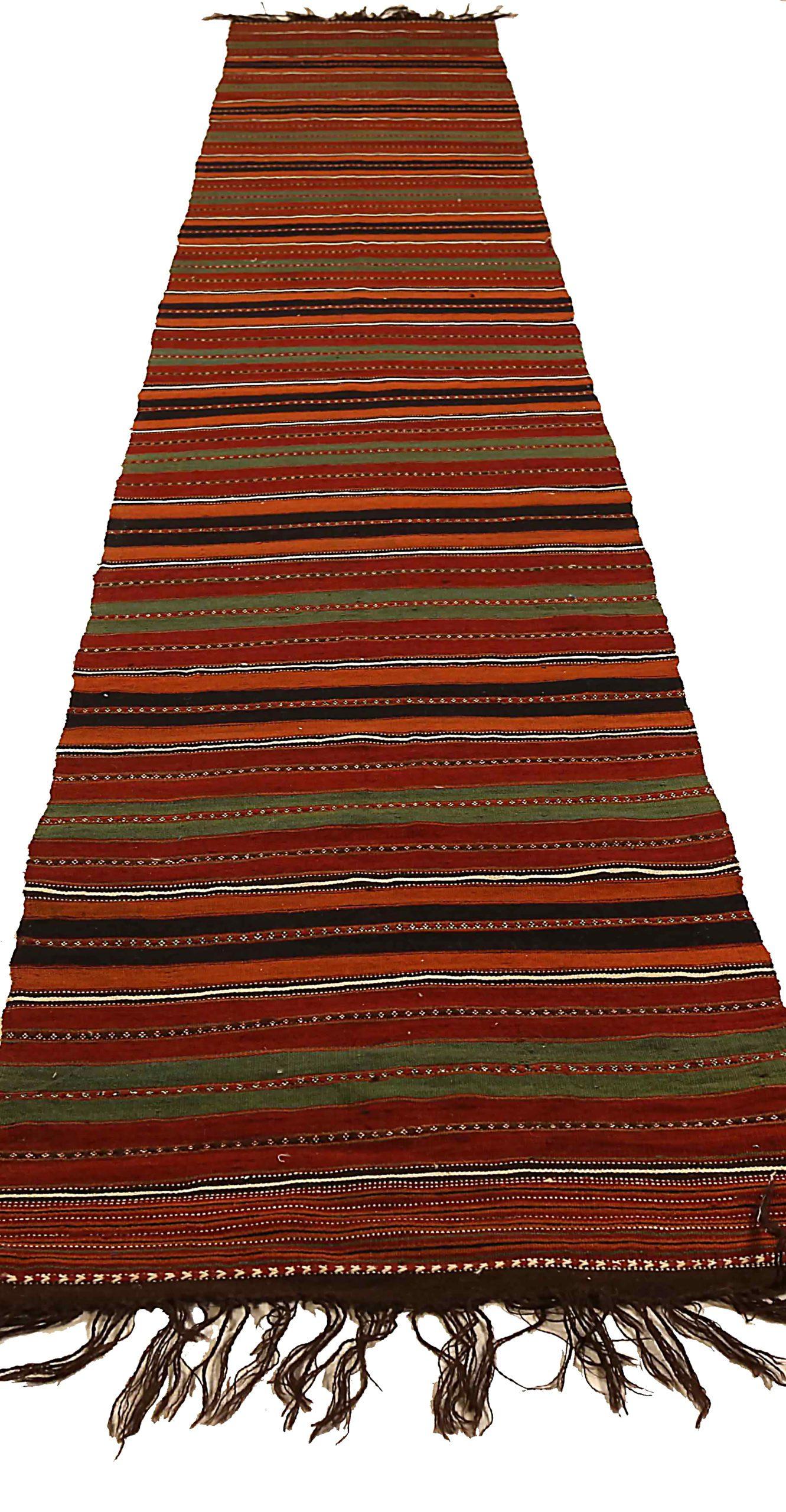 Entdecken Sie die Eleganz des persischen Kilim mit dem Läufer von CIRCA 1880. Dieses exklusive Design, das mit viel Liebe zum Detail entworfen wurde, ist perfekt, um Ihren Raum zu verschönern.
