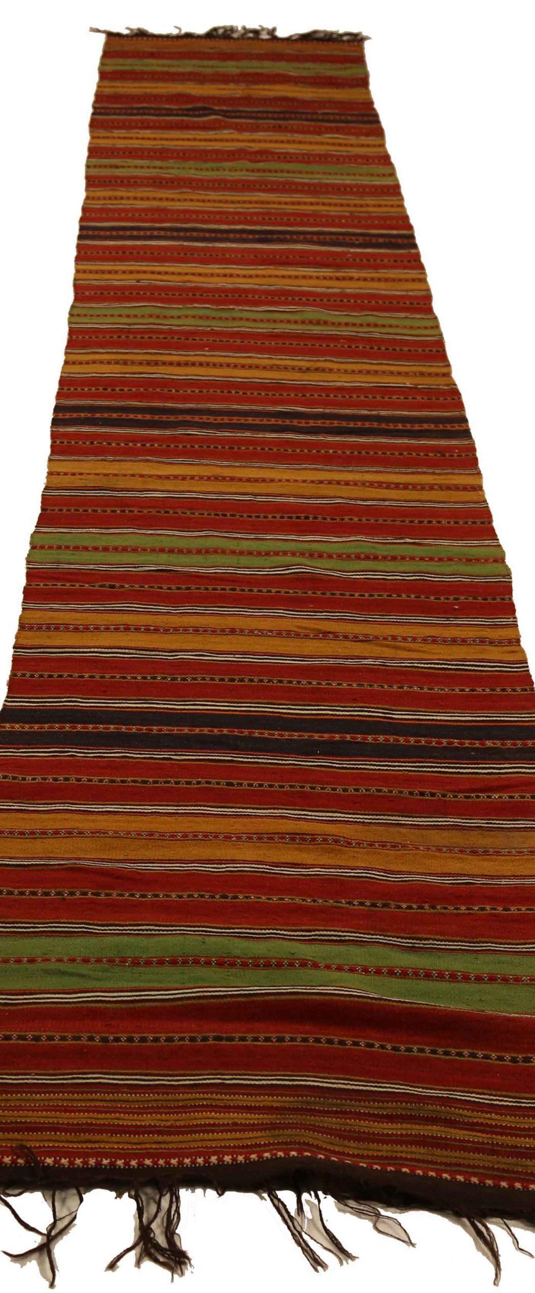 Entdecken Sie die Eleganz des persischen Kilim mit dem Läufer von CIRCA 1880. Dieses exklusive Design, das mit viel Liebe zum Detail entworfen wurde, ist perfekt, um Ihren Raum zu verschönern.