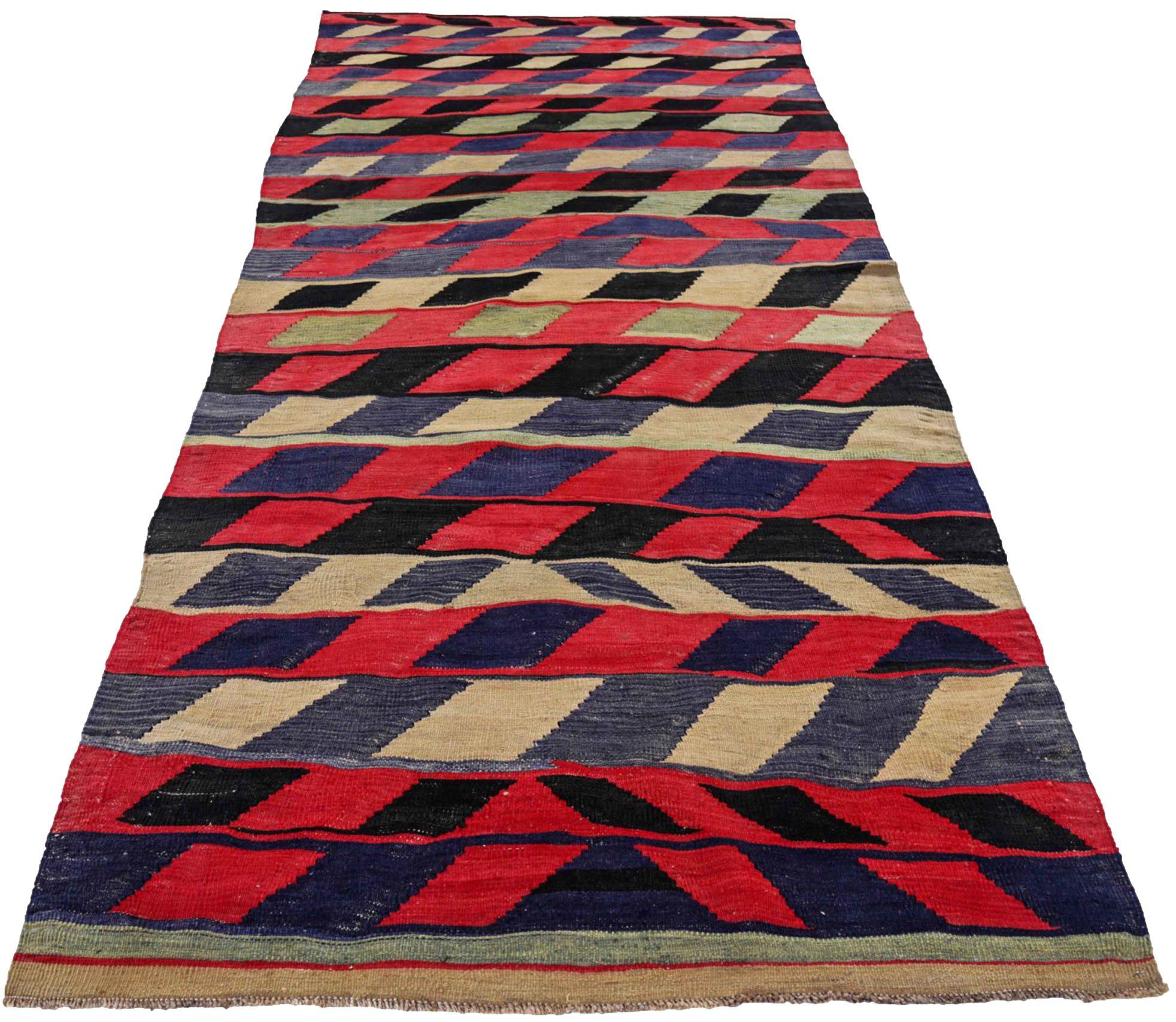 Entdecken Sie die Eleganz des persischen Kilim mit dem Läufer von CIRCA 1910. Dieses exklusive Design in den Farben Wolle und SchwarzBlauGrünRotGelb ist perfekt, um Ihren Raum zu verschönern.
