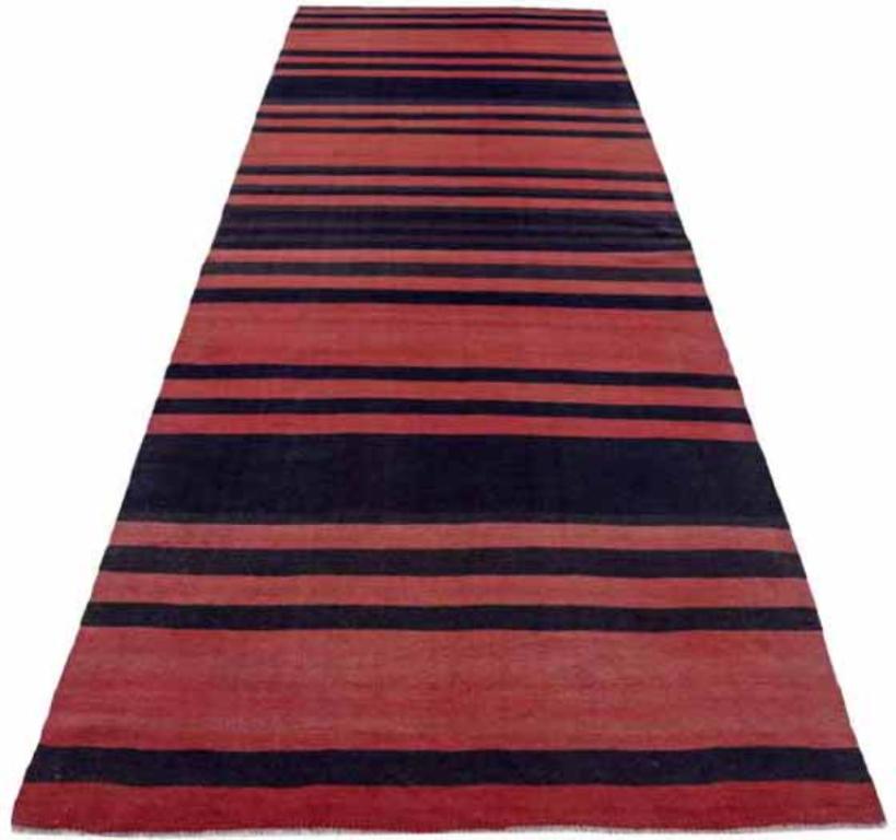 Descubre la elegancia del Kilim persa con la alfombra Runner de Circa 1910. Diseñado con Lana y NegroRosaRojo, este diseño exclusivo es perfecto para realzar tu espacio.