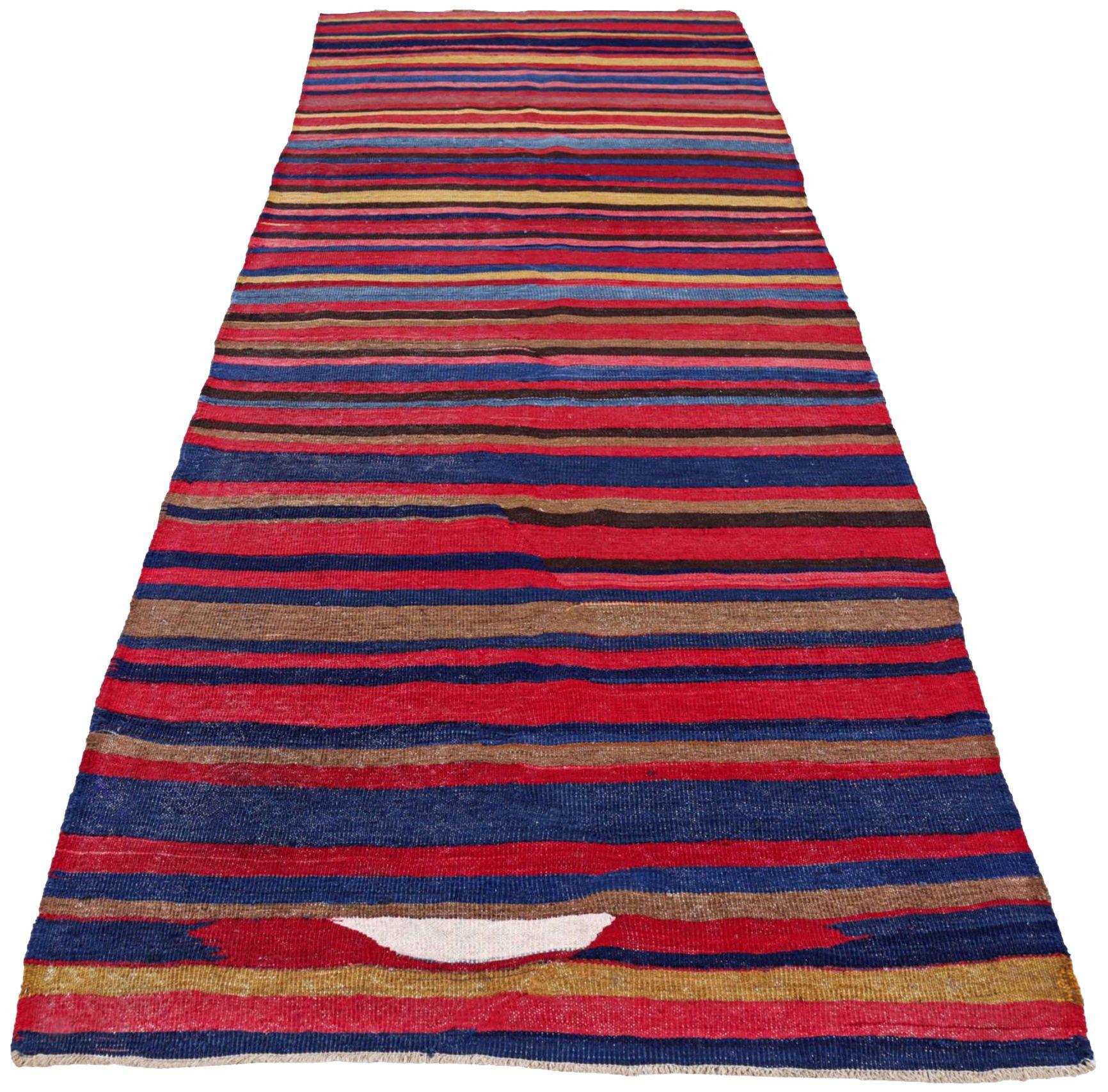 Scopri l'eleganza del tappeto persiano Rug & Kilim del 1910. Progettato con lana e blu-marrone-rosa-giallo, questo design esclusivo è perfetto per valorizzare il tuo spazio.