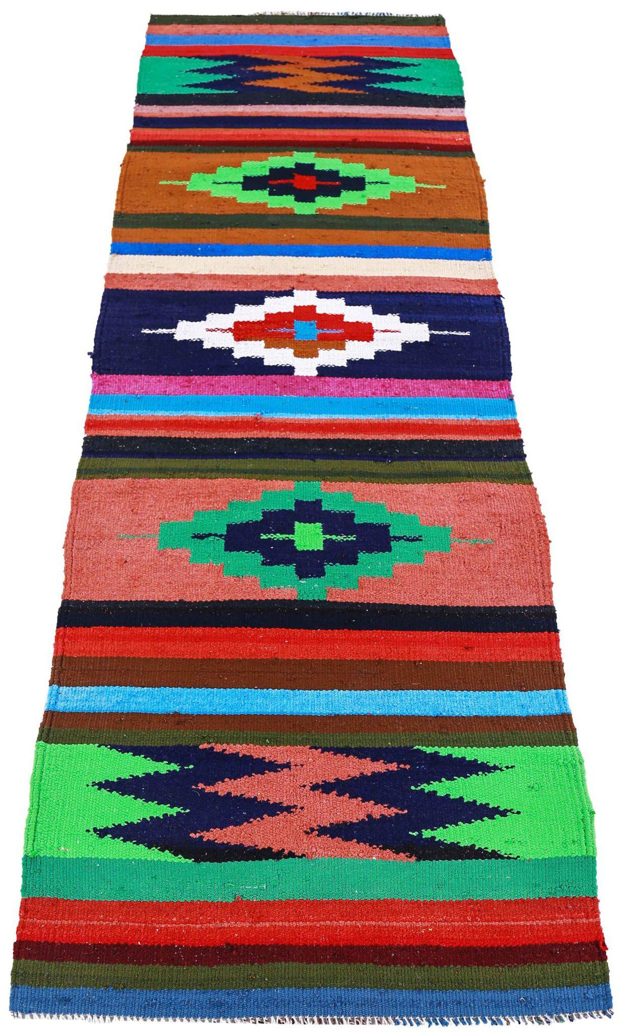 Entdecken Sie die Eleganz des persischen Kilim mit dem Läufer von CIRCA 1910. Dieses exklusive Design aus Wolle und BlauGrünOrangeRosaRot ist perfekt, um Ihren Raum zu verschönern.