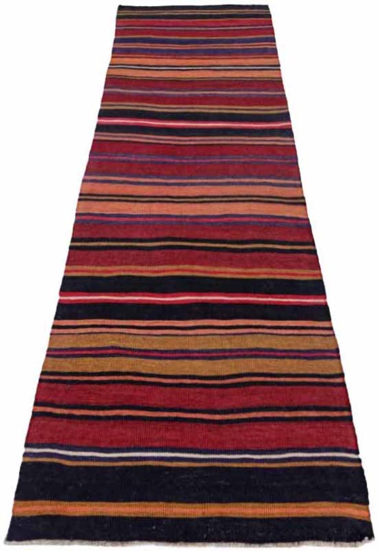 Entdecken Sie die Eleganz des persischen Kilim mit dem Läufer von CIRCA 1910. Dieses exklusive Design aus Wolle und BlauGrünOrangeRot ist perfekt, um Ihren Raum zu verschönern.