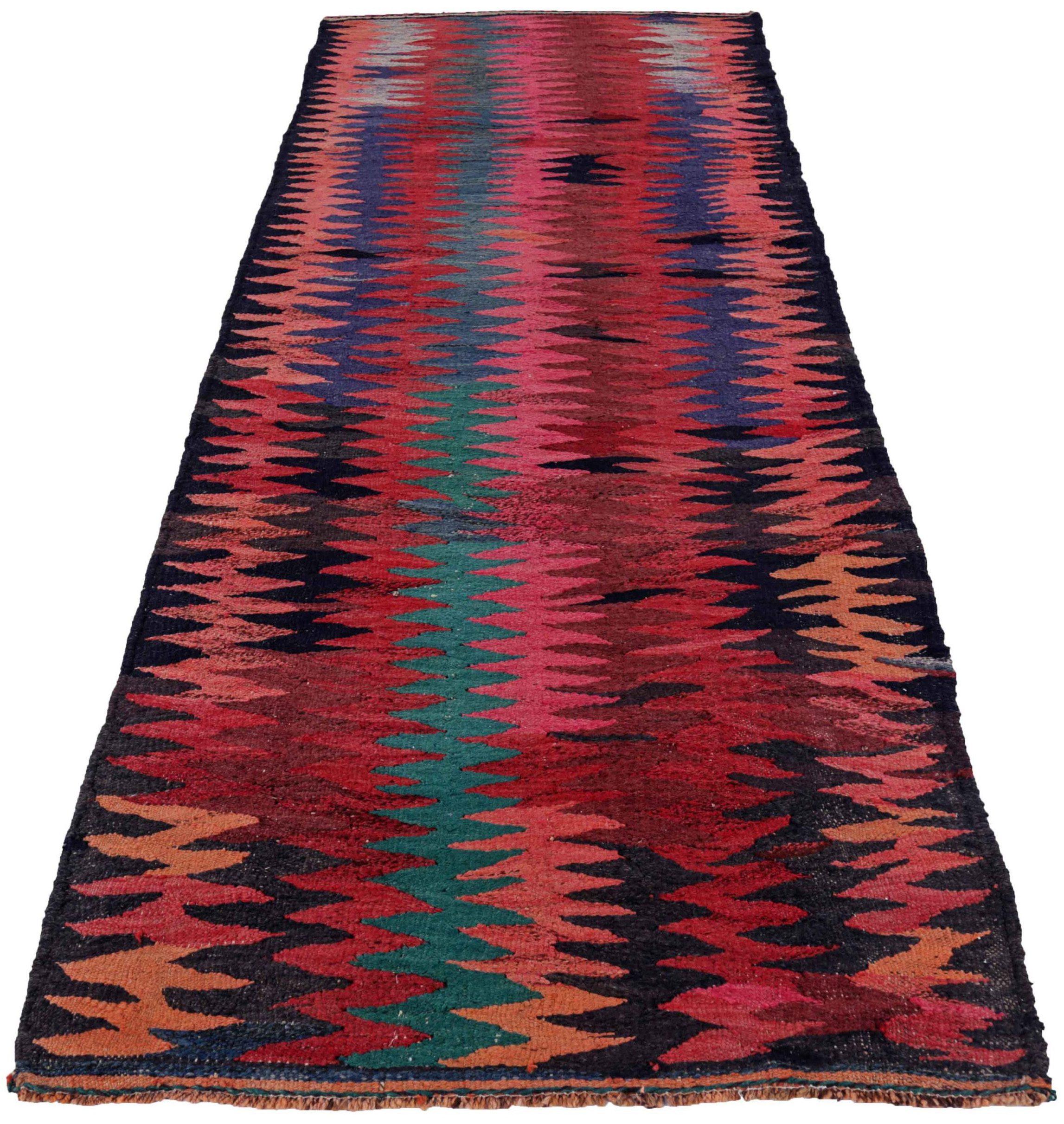 Descubre la elegancia del Kilim persa con la alfombra Runner de Circa 1910. Diseñado con Lana y AzulVerdeRosaAmarillo, este diseño exclusivo es perfecto para realzar tu espacio.