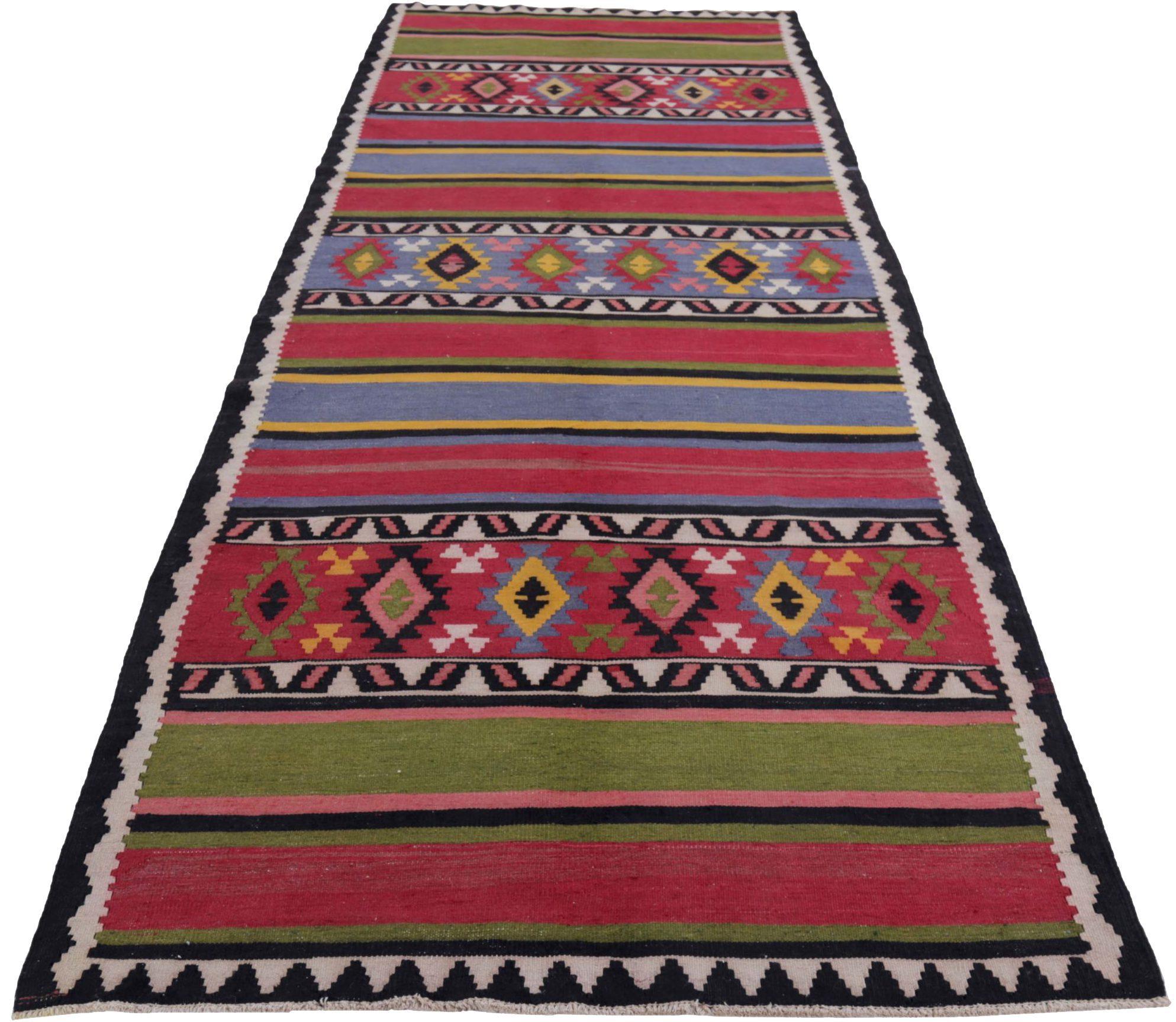 Découvrez l'élégance du Rug & Kilim persan, qui présente un tapis de course de Circa 1910. Conçu avec de la laine et du bleu-vert-rose-jaune, ce design exclusif est parfait pour mettre en valeur votre espace.