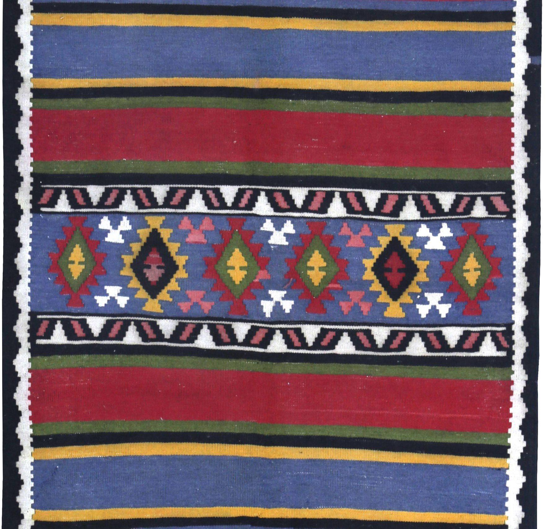 Asiatique Tapis de couloir Kilim persan vers 1910 - Design en laine bleu vert rose jaune - 89529 en vente