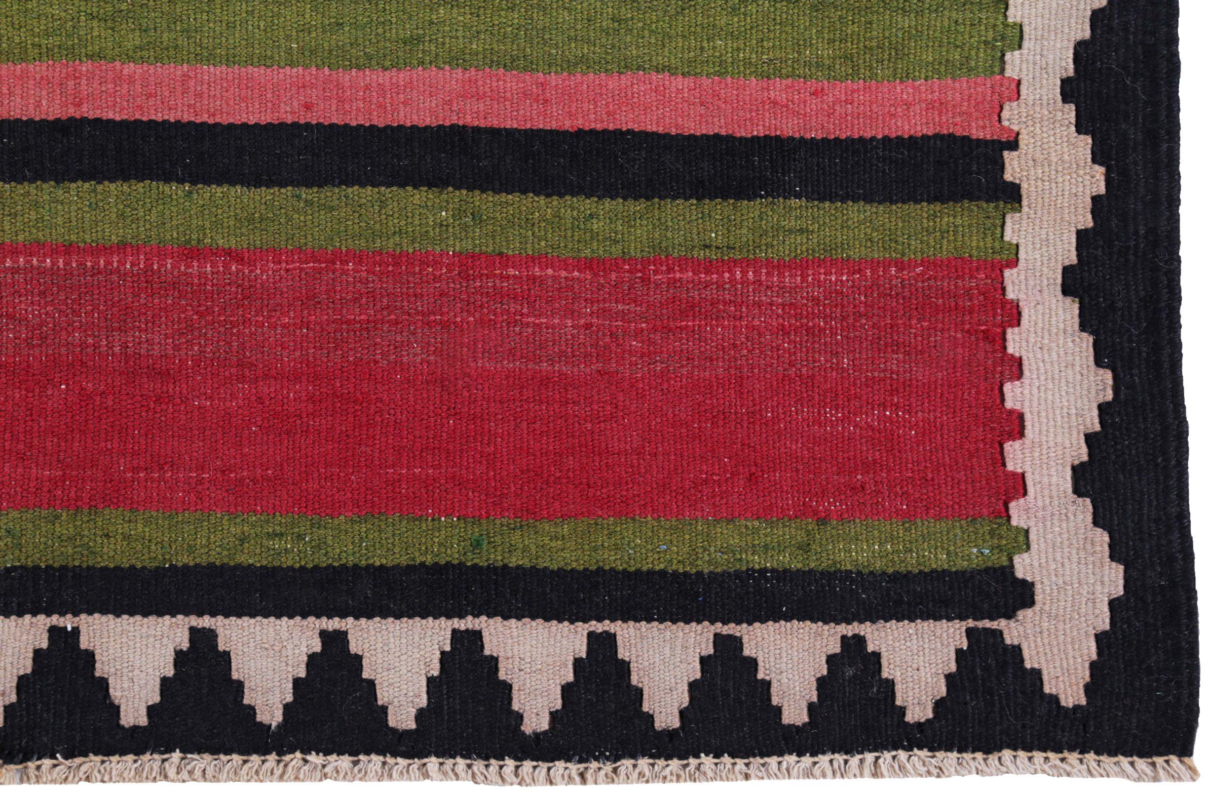 Tapis de couloir Kilim persan vers 1910 - Design en laine bleu vert rose jaune - 89529 Excellent état - En vente à Dallas, TX