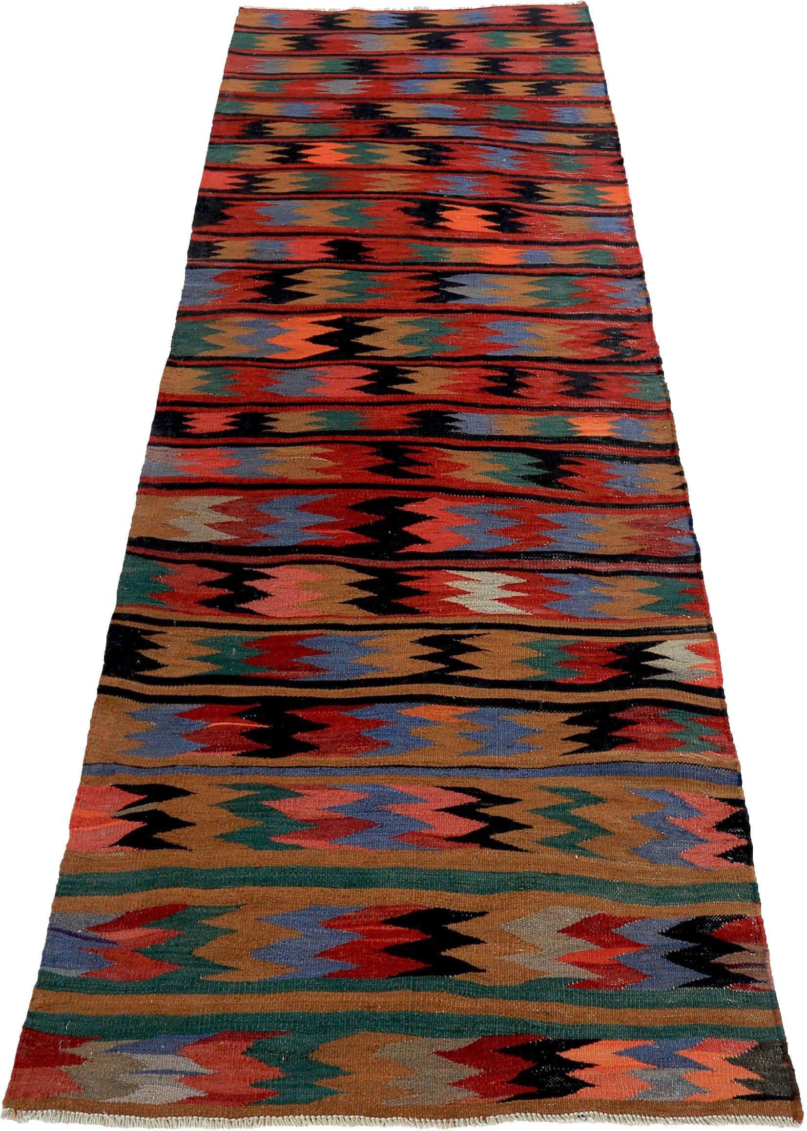 Descubre la elegancia del Kilim persa con la alfombra Runner de Circa 1910. Diseñado con Lana y AzulVerdeRojo, este diseño exclusivo es perfecto para realzar tu espacio.