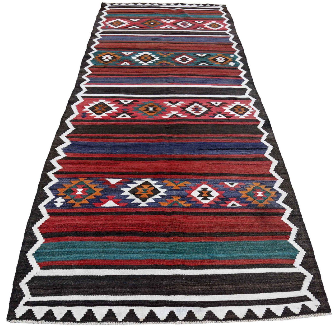 Entdecken Sie die Eleganz des persischen Kilim mit dem Läufer von CIRCA 1910. Dieses exklusive Design aus Wolle und Blau-Elfenbein-Rot ist perfekt, um Ihren Raum zu verschönern.