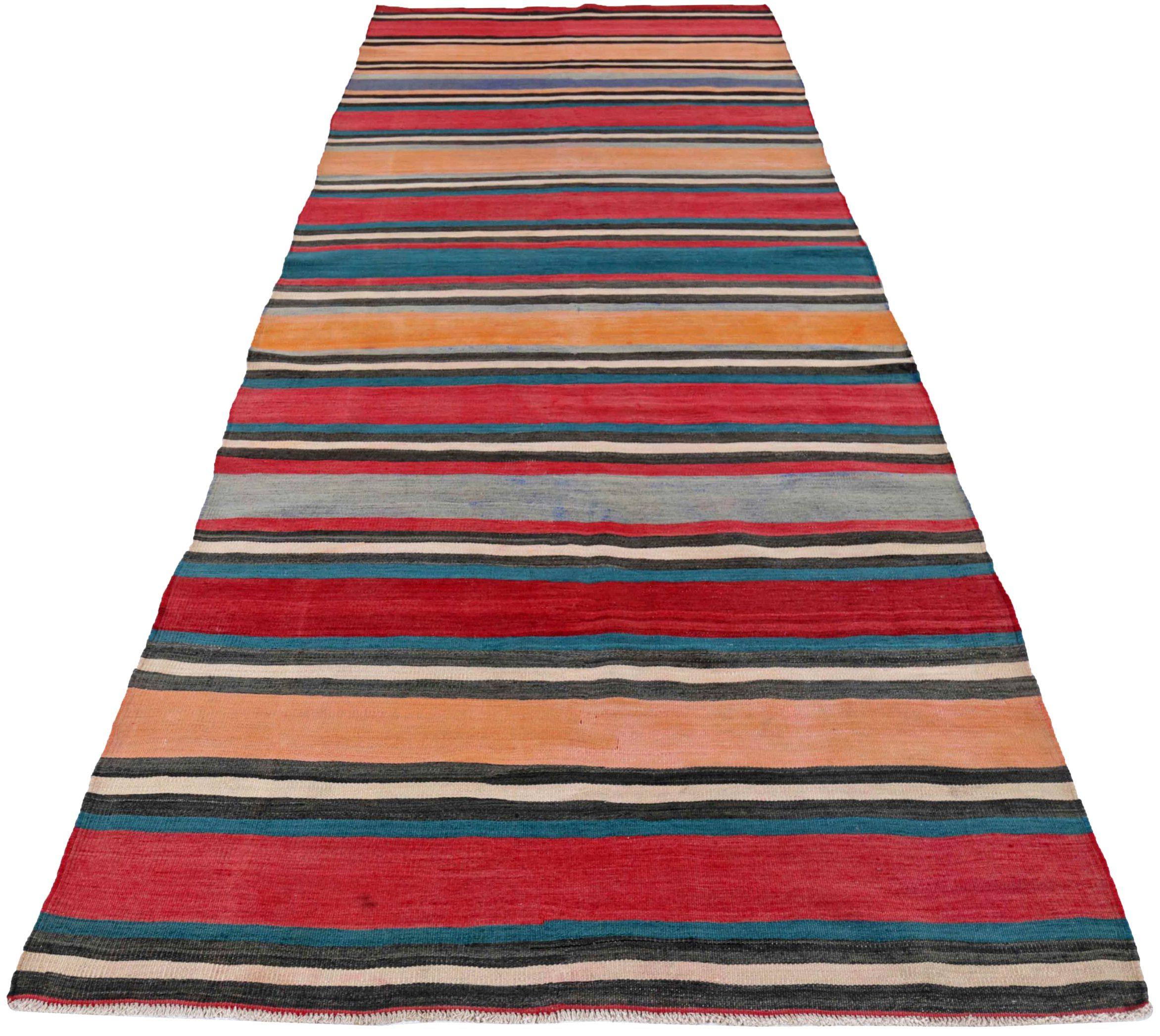 Entdecken Sie die Eleganz des persischen Kilim mit dem Läufer von CIRCA 1910. Dieses exklusive Design aus Wolle und BlauOrangeRot ist perfekt, um Ihren Raum zu verschönern.