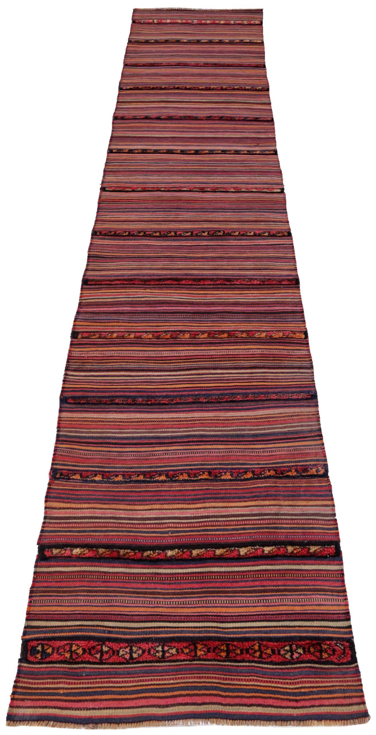 Scopri l'eleganza del tappeto persiano Rug & Kilim del 1910. Progettato con lana e blu-rosa-giallo, questo design esclusivo è perfetto per valorizzare il tuo spazio.
