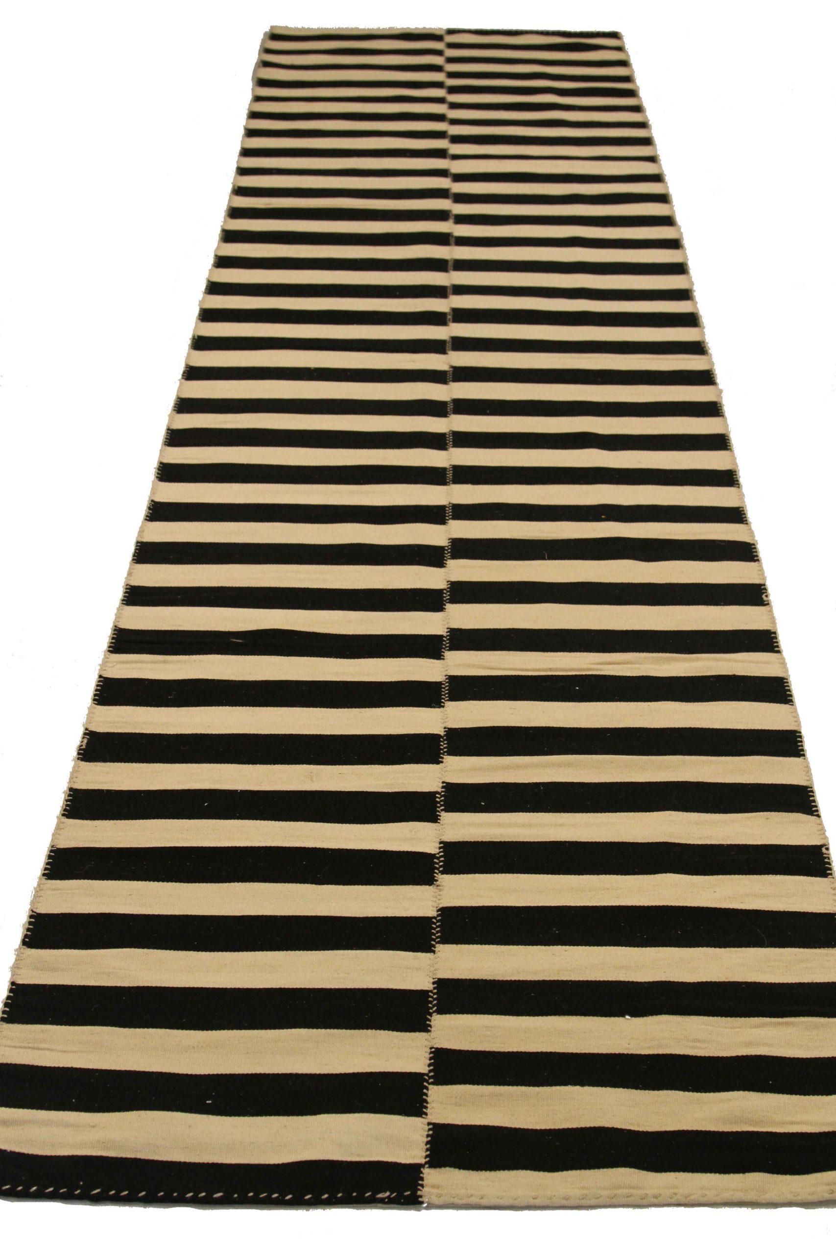 Entdecken Sie die Eleganz des persischen Kilim mit dem Läufer von CIRCA 1910. Dieses exklusive Design aus Wolle und Braun-Elfenbein ist perfekt, um Ihren Raum zu verschönern.