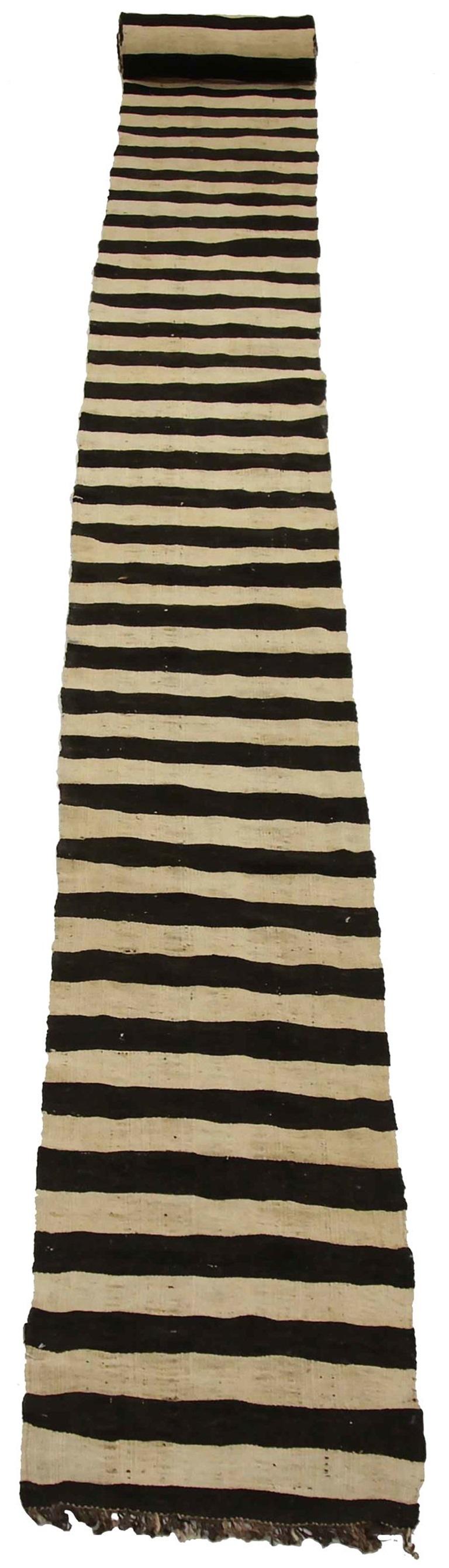 Entdecken Sie die Eleganz des persischen Kilim mit dem Läufer von CIRCA 1910. Dieses exklusive Design aus Wolle und Braun-Elfenbein ist perfekt, um Ihren Raum zu verschönern.