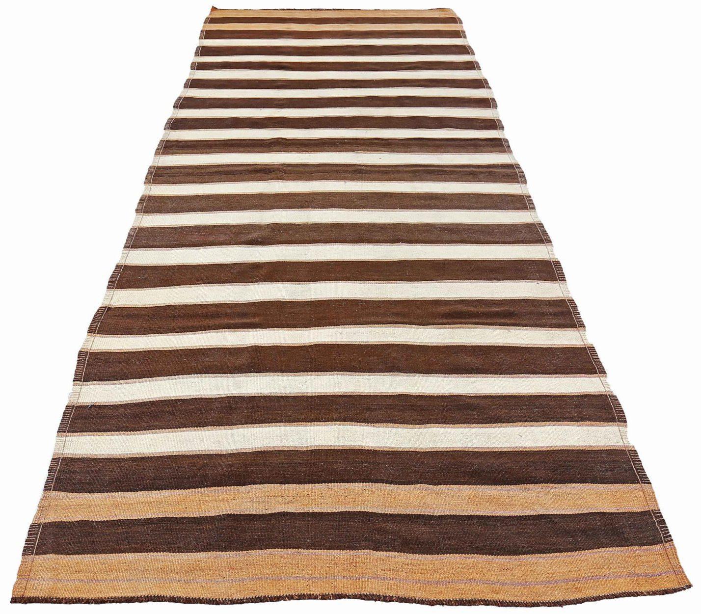 Entdecken Sie die Eleganz des persischen Kilim mit dem Läufer von CIRCA 1910. Dieses exklusive Design aus Wolle und Braun-Elfenbein-Orange ist perfekt, um Ihren Raum zu verschönern.