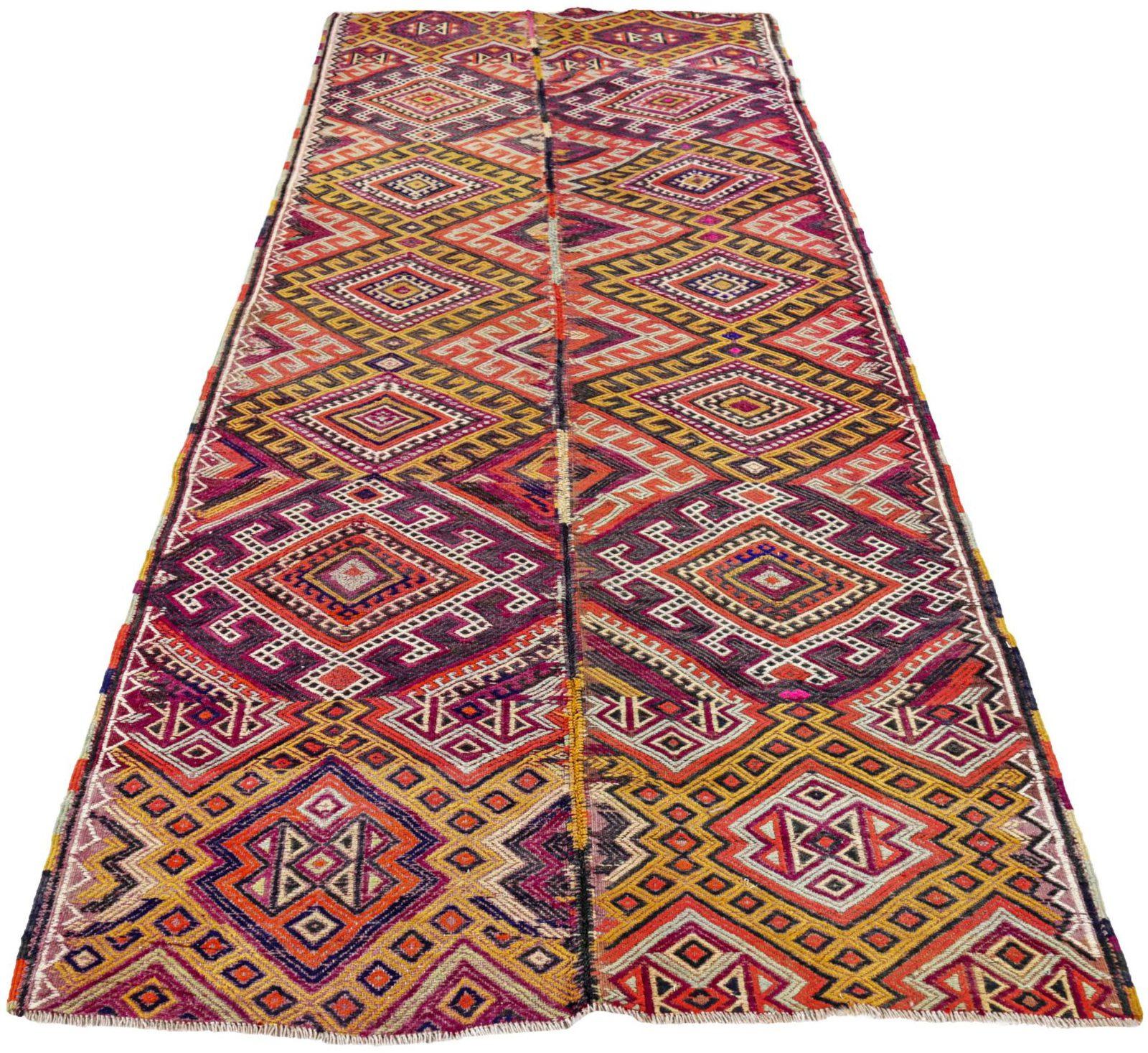 Entdecken Sie die Eleganz des persischen Kilim mit dem Läufer von CIRCA 1910. Dieses exklusive Design aus Wolle und Braun-Elfenbein-Rot-Gelb ist perfekt, um Ihren Raum zu verschönern.