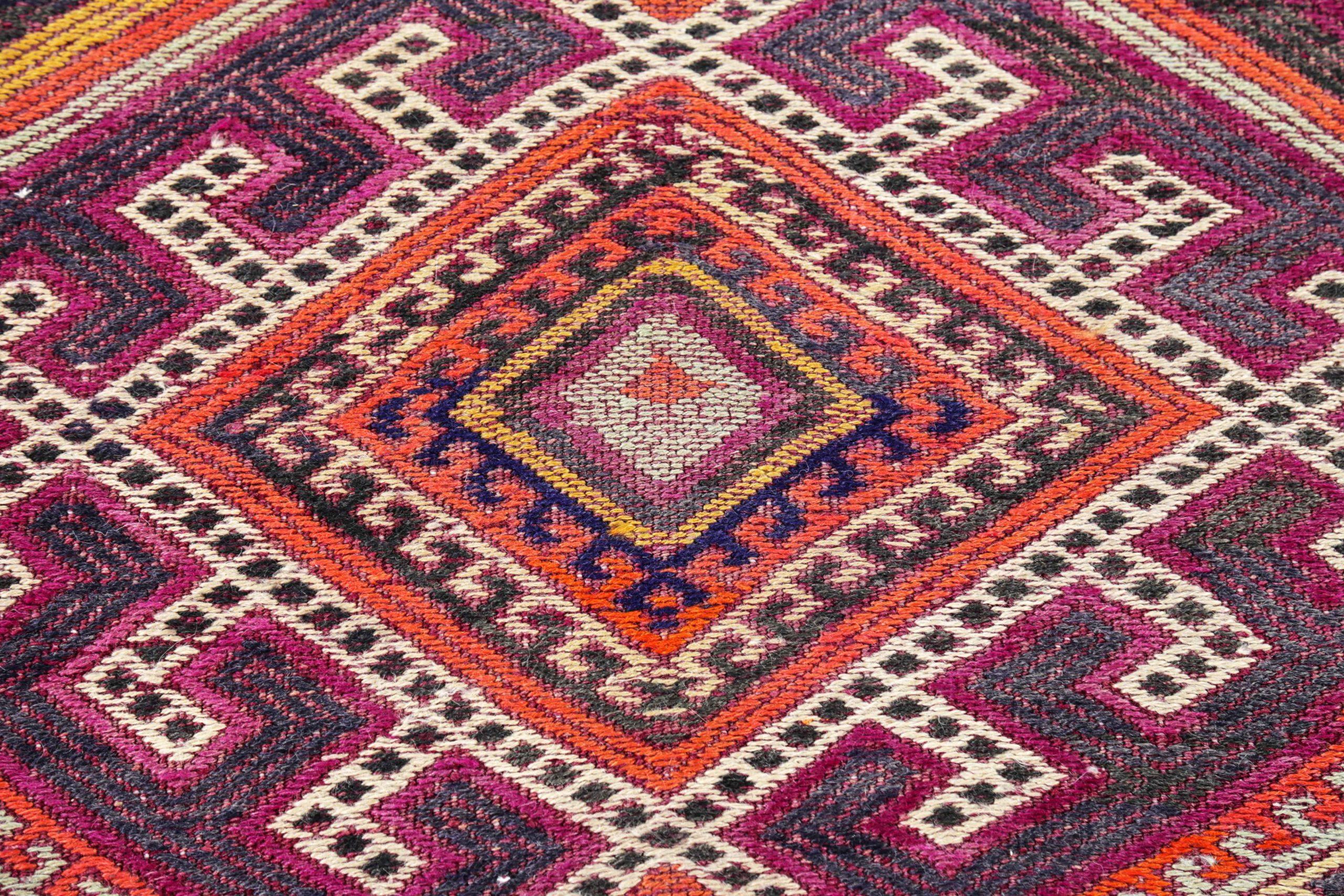 Persische Kilim Läufer Teppich Circa 1910 - Wolle Braun Elfenbein Rot Gelb Design - 91237 im Zustand „Hervorragend“ im Angebot in Dallas, TX