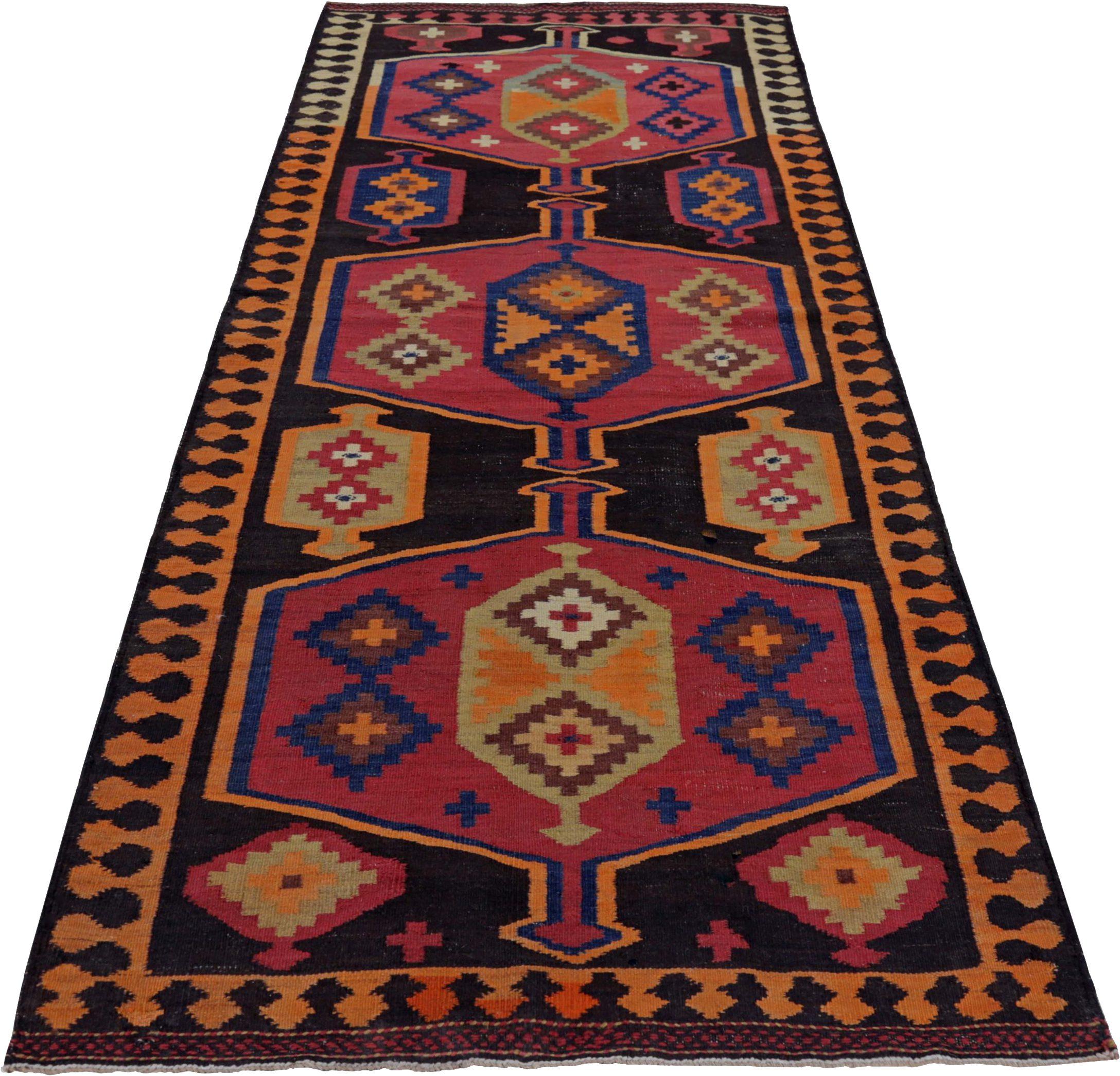 Découvrez l'élégance du Rug & Kilim persan, qui présente un tapis de course de Circa 1910. Conçu avec de la laine et du Design/One, ce design exclusif est parfait pour mettre en valeur votre espace.