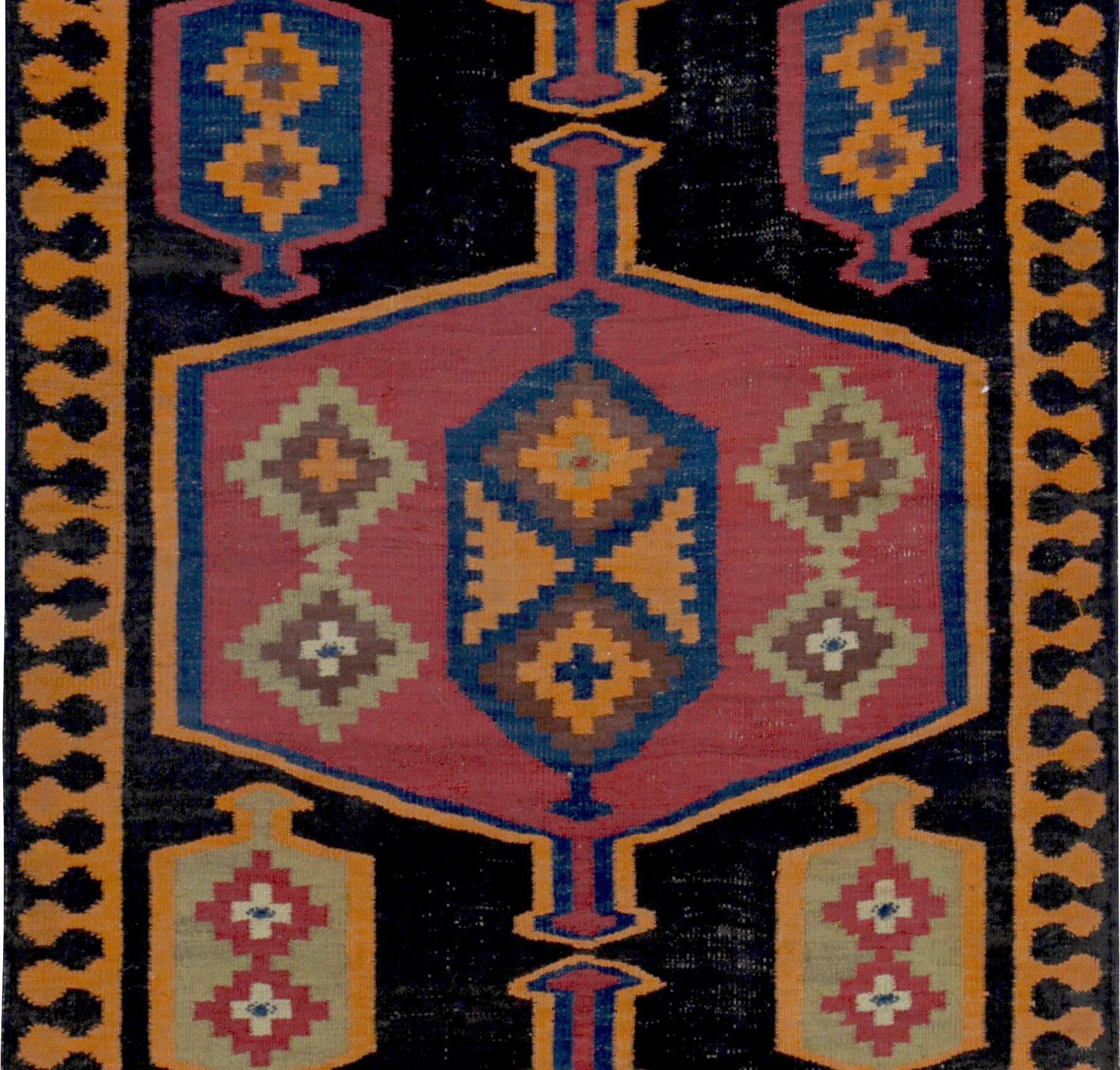 Asiatique Tapis de course Kilim Persan Circa 1910 - Laine Brown Orange Pink Design - 89395 en vente