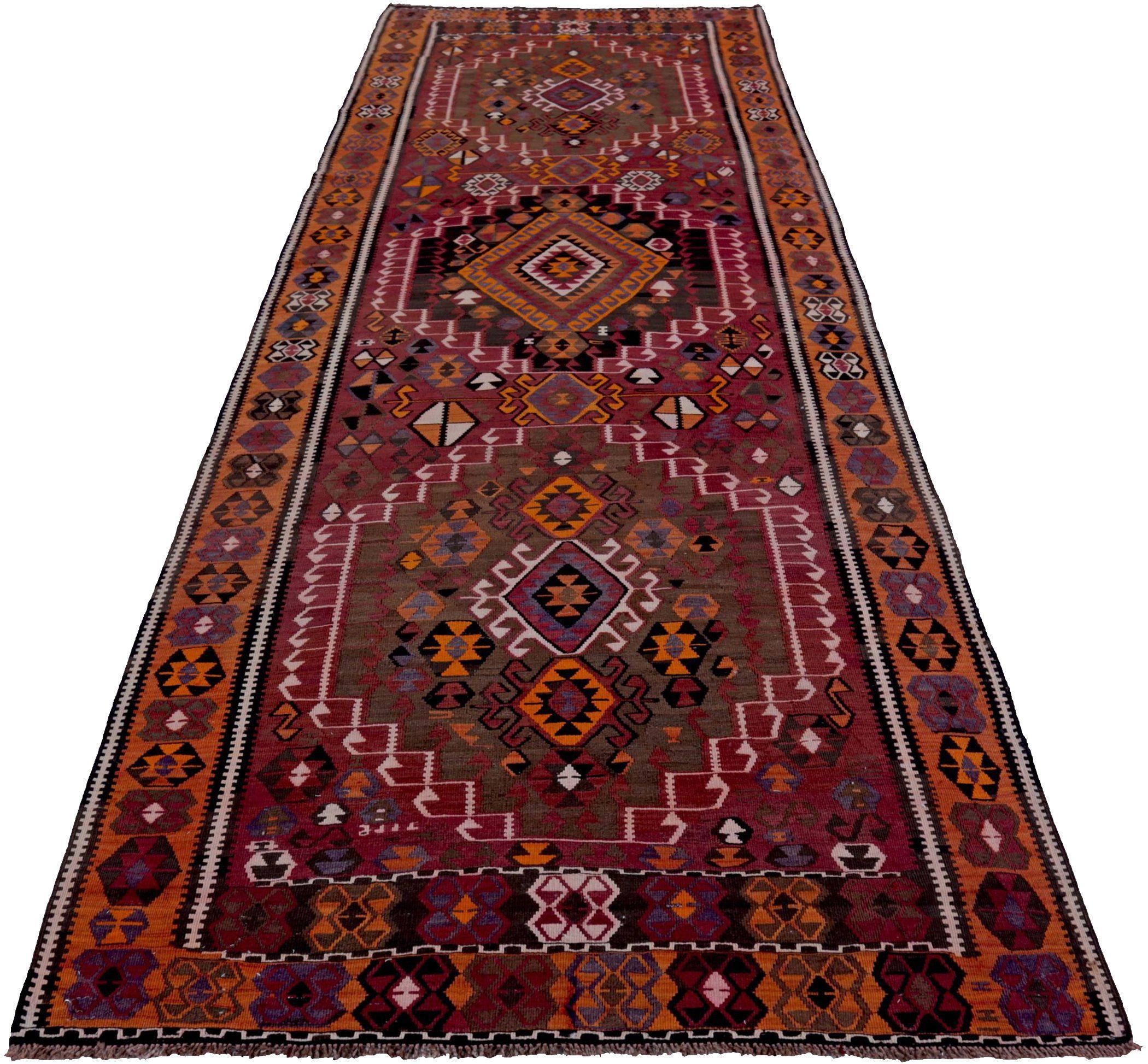 Entdecken Sie die Eleganz des persischen Kilim mit dem Läufer von CIRCA 1910. Dieses exklusive Design aus Wolle und BraunOrangeRot ist perfekt, um Ihren Raum zu verschönern.