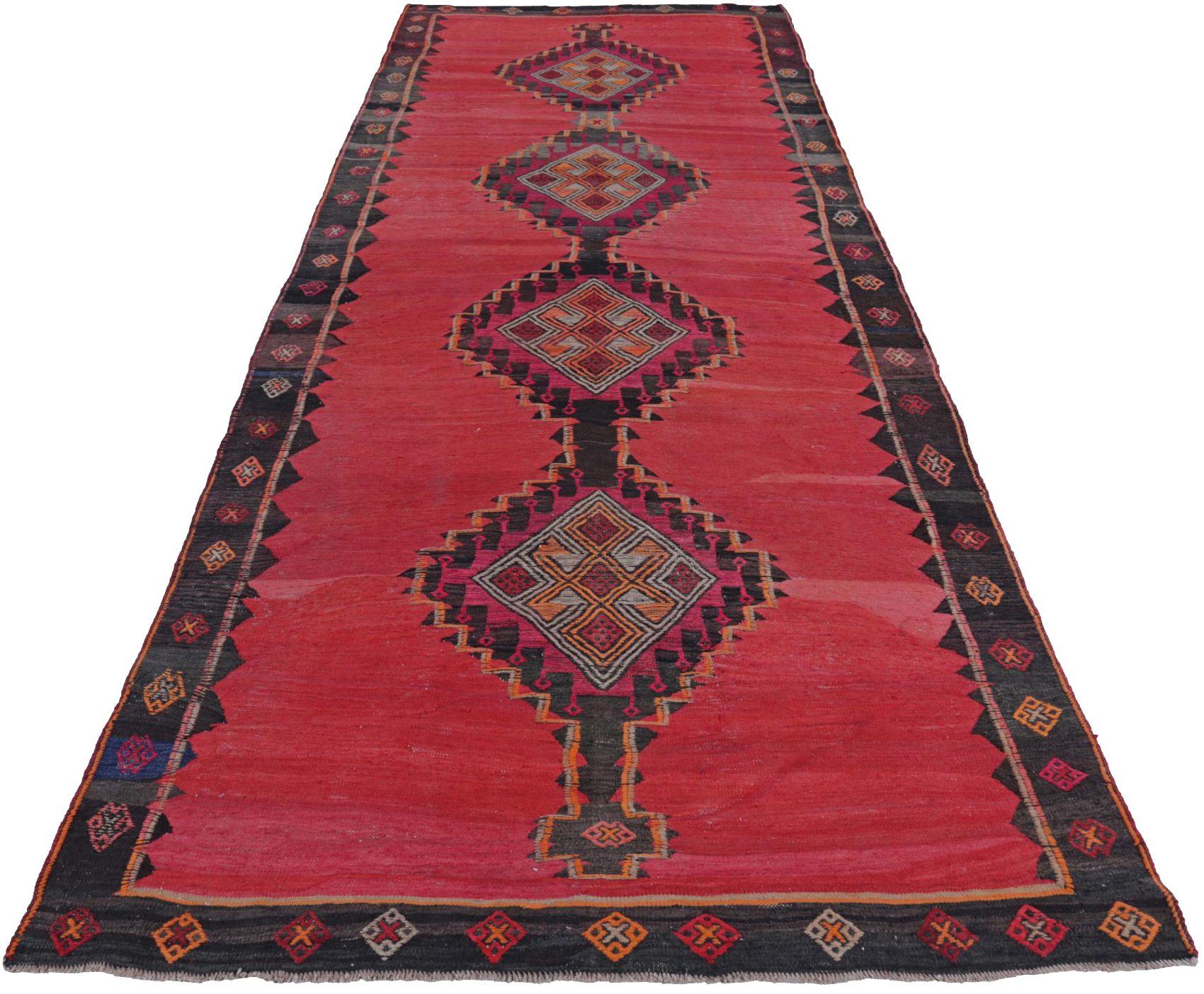 Entdecken Sie die Eleganz des persischen Kilim mit dem Läufer von CIRCA 1910. Dieses exklusive Design aus Wolle und BrownPinkRed ist perfekt, um Ihren Raum zu verschönern.