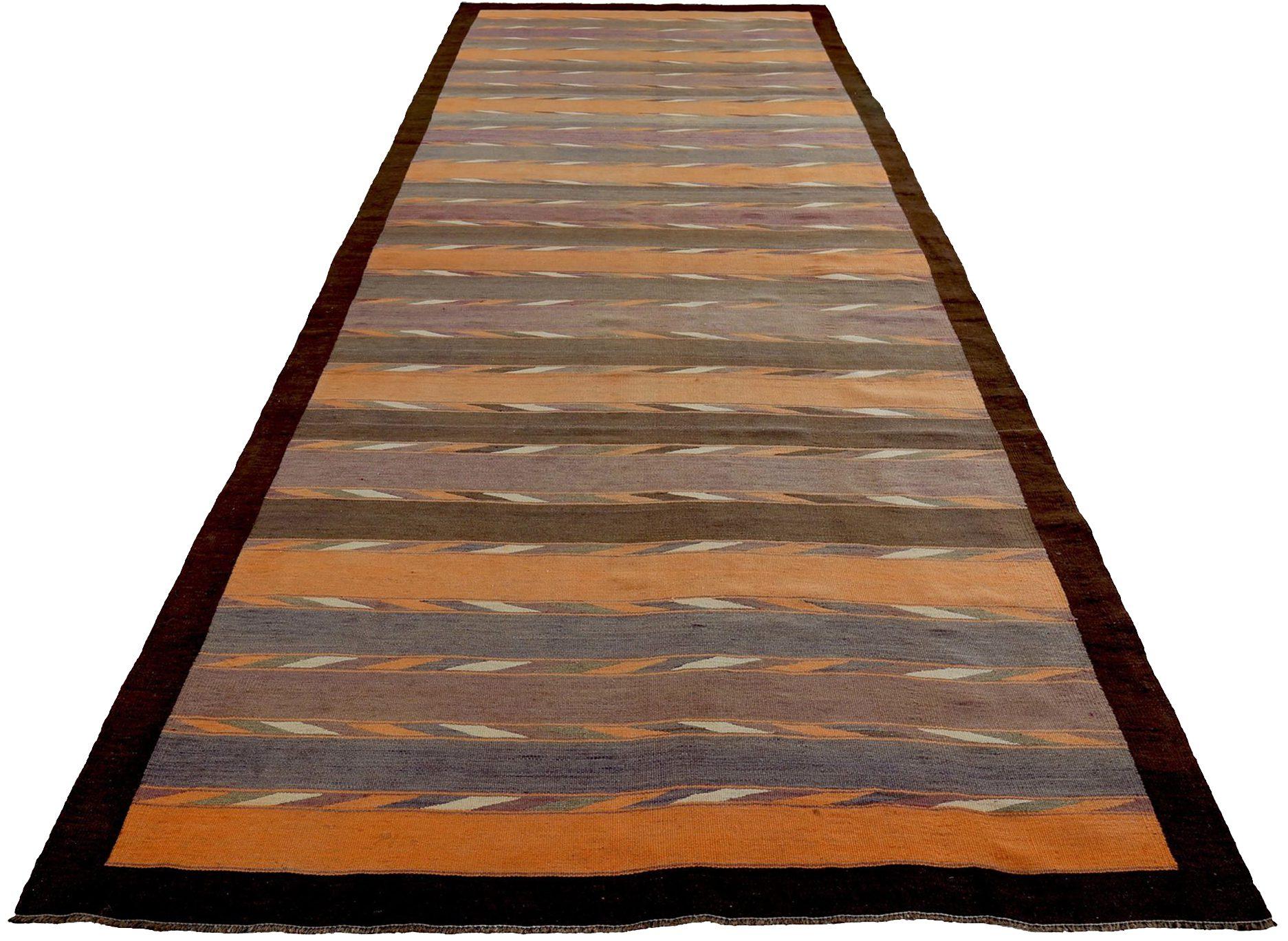 Entdecken Sie die Eleganz des persischen Kilim mit dem Läufer von CIRCA 1910. Dieses exklusive Design aus Wolle und ElfenbeinOrangePurpel eignet sich perfekt zur Verschönerung Ihres Raumes.