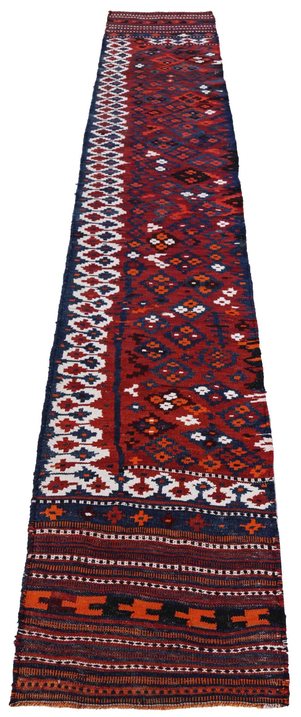 Entdecken Sie die Eleganz des persischen Kilim mit dem Läufer von CIRCA 1910. Dieses exklusive Design aus Wolle und ElfenbeinOrangeRot ist perfekt, um Ihren Raum zu verschönern.