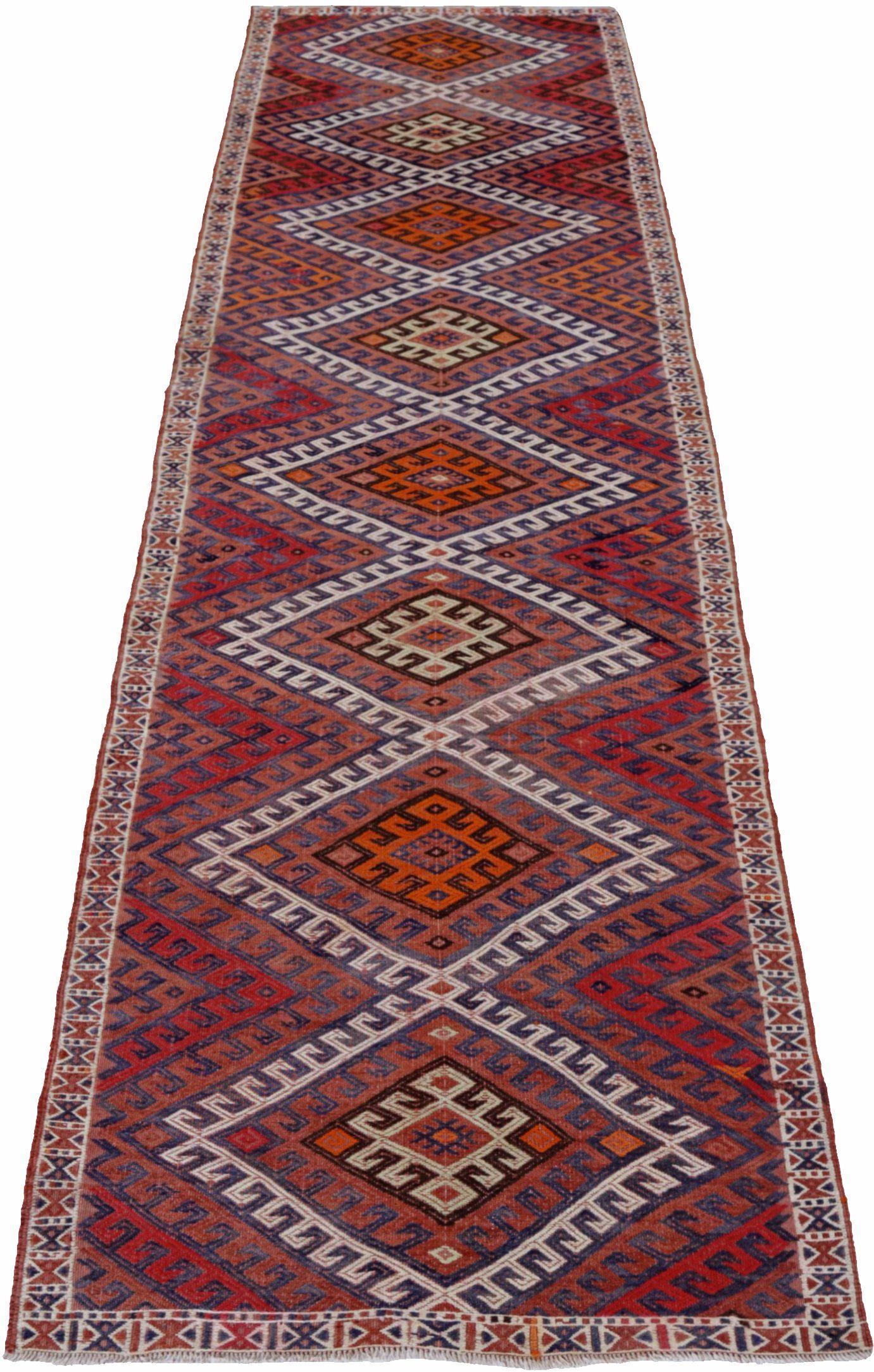 Entdecken Sie die Eleganz des persischen Kilim mit dem Läufer von CIRCA 1910. Dieses exklusive Design aus Wolle und ElfenbeinOrangeRot ist perfekt, um Ihren Raum zu verschönern.