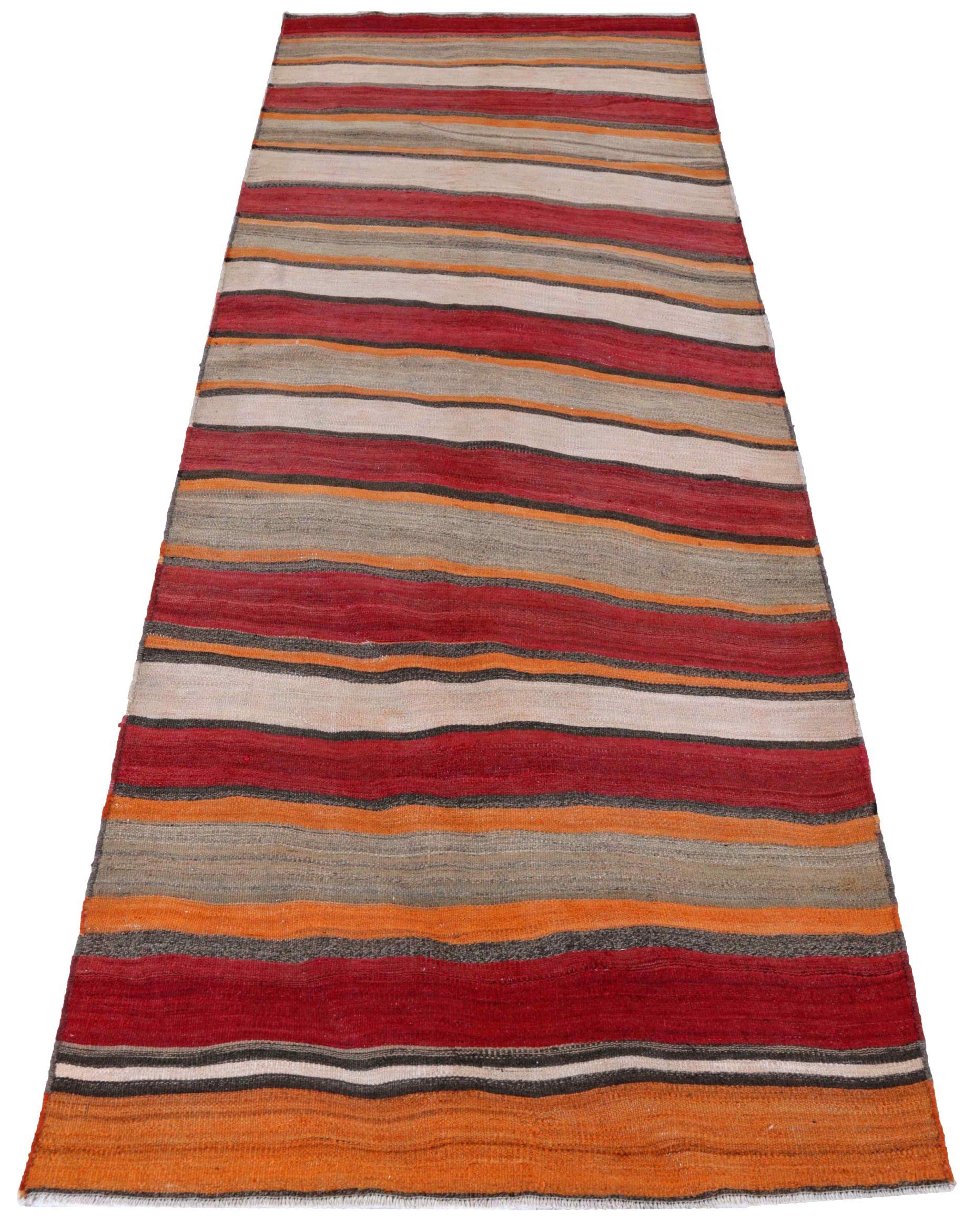 Entdecken Sie die Eleganz des persischen Kilim mit dem Läufer von CIRCA 1910. Dieses exklusive Design aus Wolle und ElfenbeinOrangeRot ist perfekt, um Ihren Raum zu verschönern.