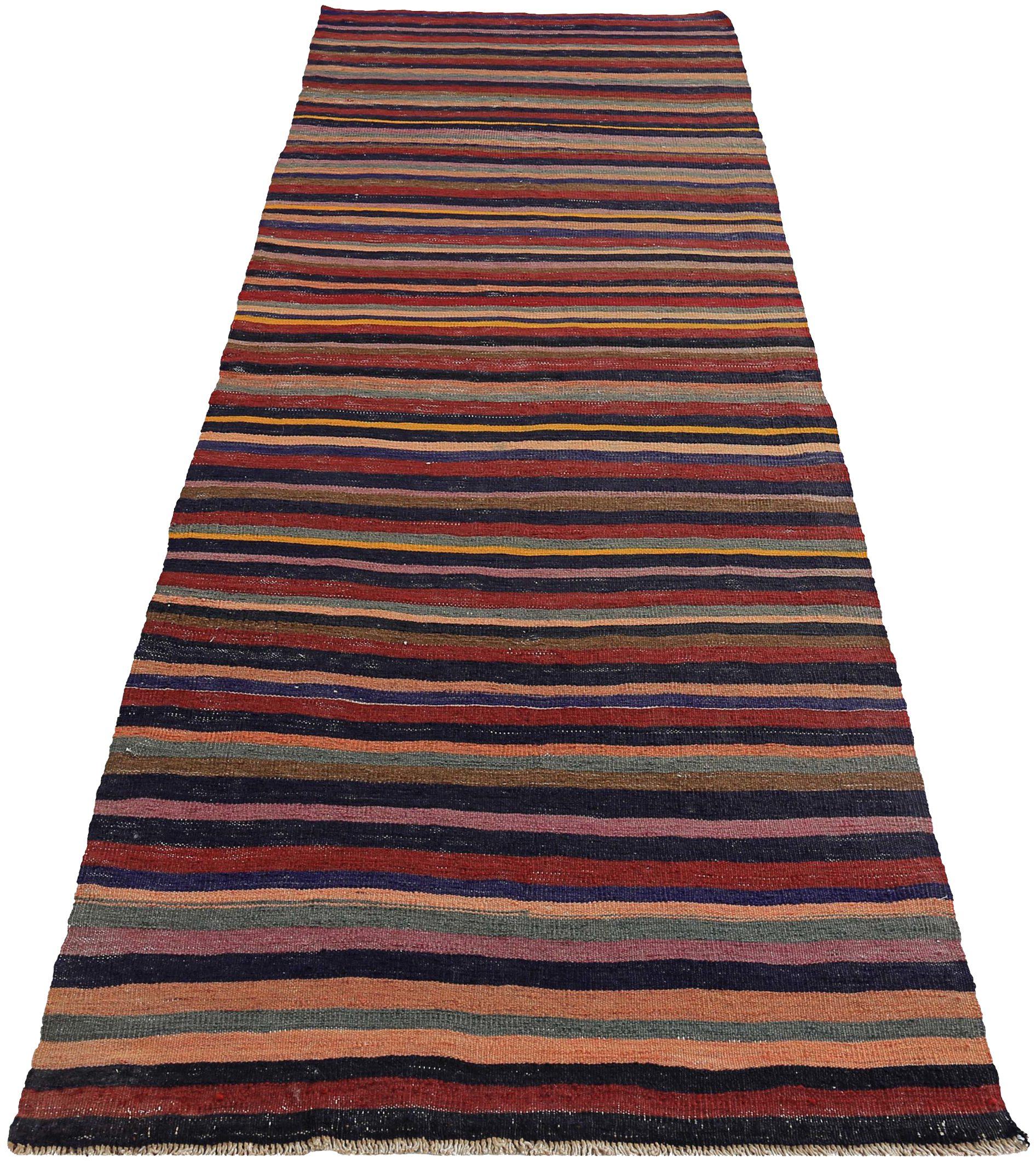 Descubre la elegancia del Kilim persa con la alfombra Runner de Circa 1910. Diseñado con Lana y RosaPúrpuraAmarillo, este diseño exclusivo es perfecto para realzar tu espacio.