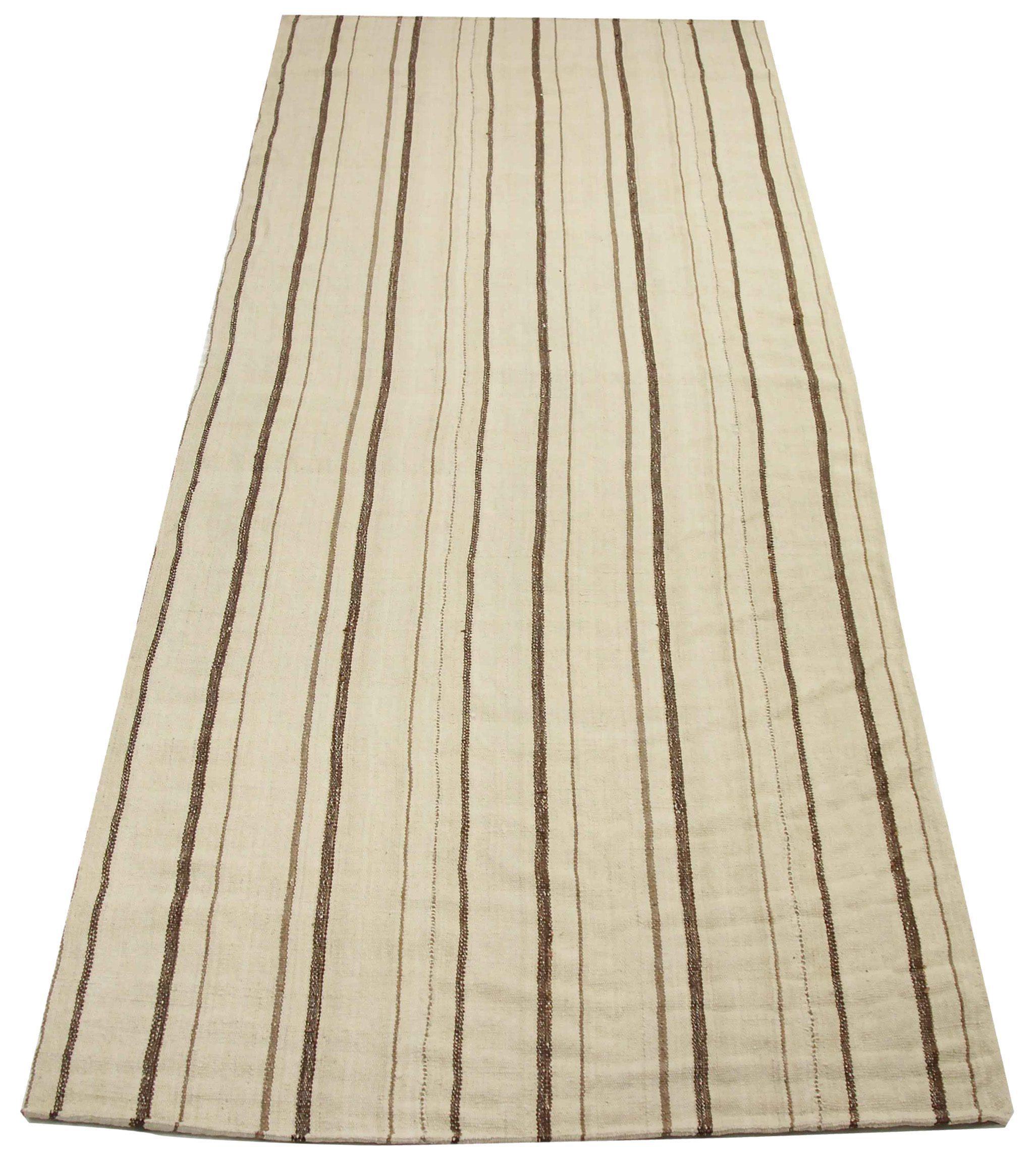 Entdecken Sie die Eleganz des persischen Kilim mit dem Läufer von CIRCA 1990. Dieses exklusive Design aus Wolle und Braun-Elfenbein ist perfekt, um Ihren Raum zu verschönern.