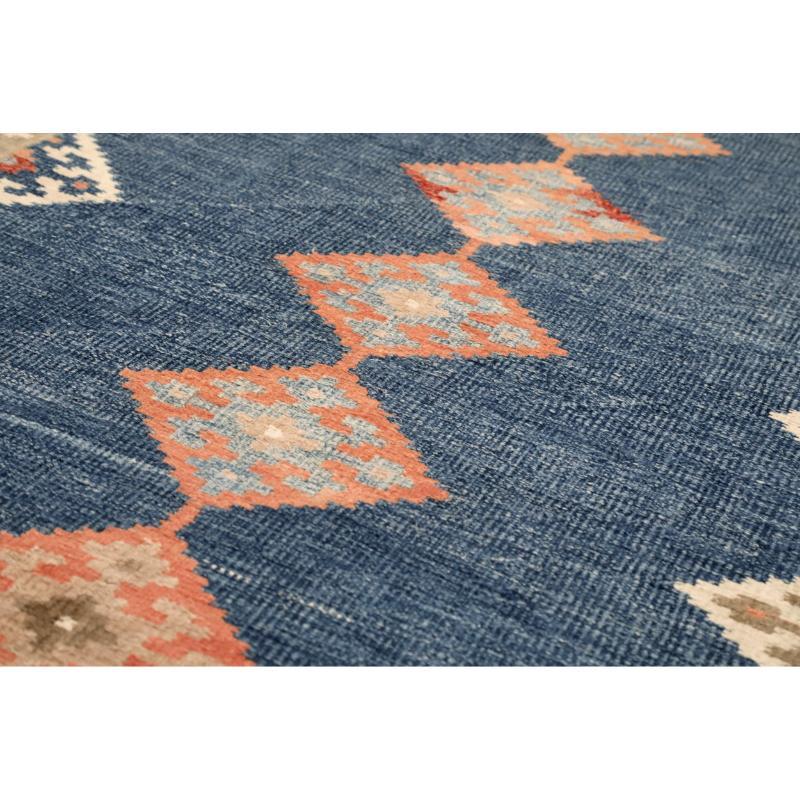 Persischer Kelim-Läufer aus Wolle in Blau und Rosa mit Design - 94566 (Irakisch) im Angebot