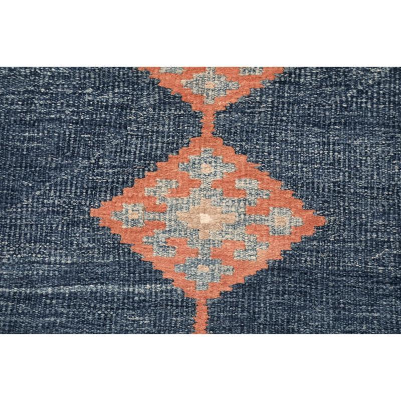 Persischer Kelim-Läufer aus Wolle in Blau und Rosa mit Design - 94566 im Zustand „Hervorragend“ im Angebot in Dallas, TX