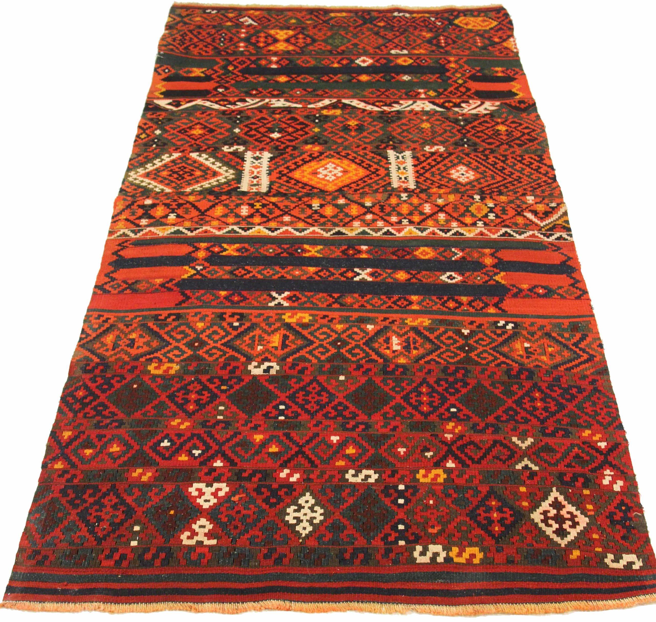 Descubre la elegancia del Kilim persa con una pequeña alfombra de circa 1880. Diseñado con Lana y NegroNaranjaRojo, este diseño exclusivo es perfecto para realzar tu espacio.