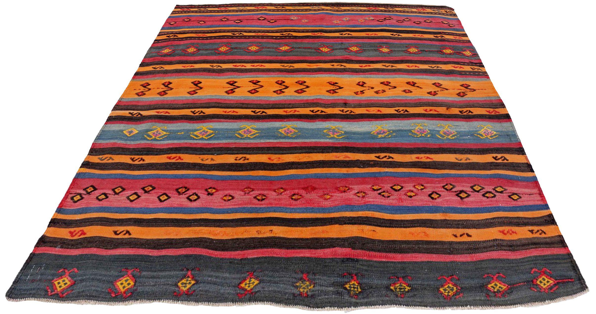 Scopri l'eleganza del Rug & Kilim persiano di piccole dimensioni del 1880 circa. Progettato con lana e blu-marrone-arancio-rosa, questo design esclusivo è perfetto per valorizzare il tuo spazio.