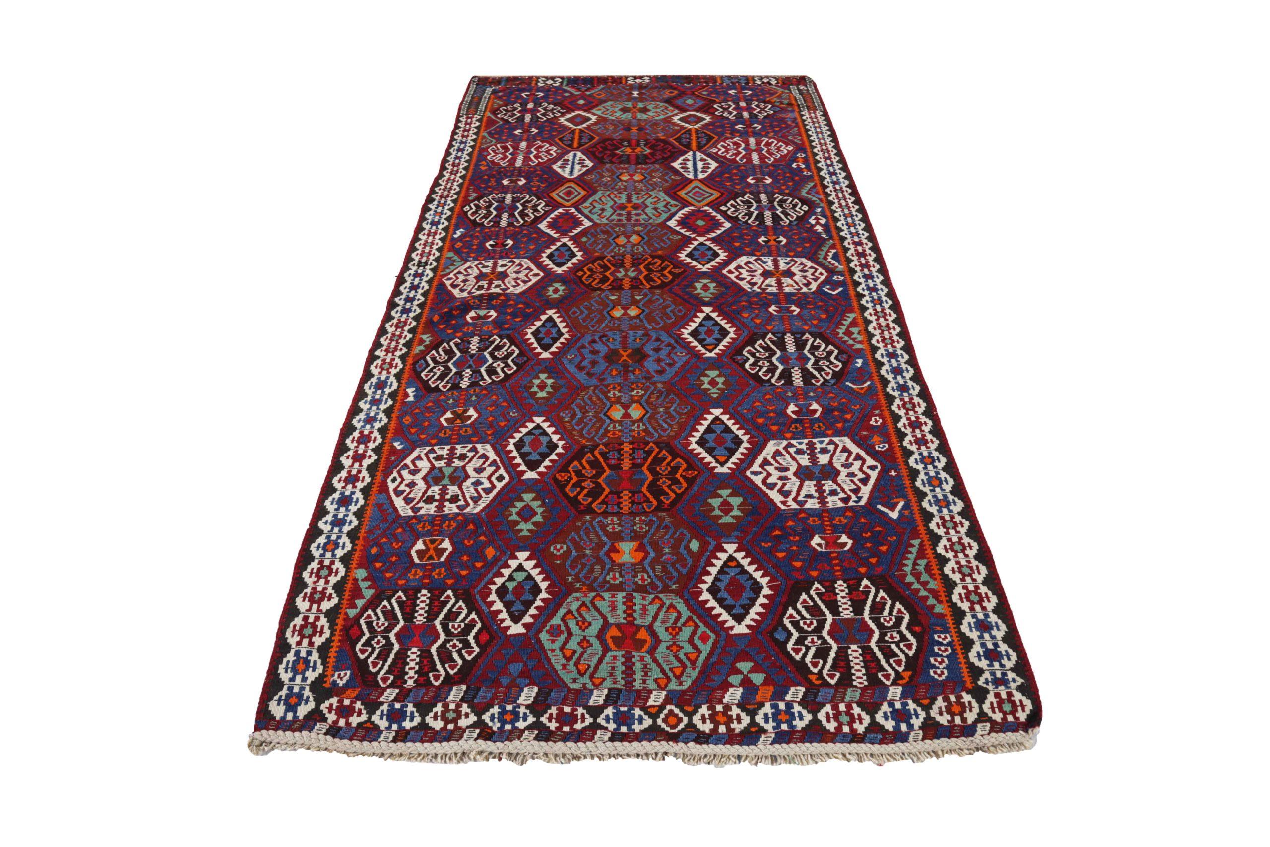 Scopri l'eleganza del Rug & Kilim persiano di piccole dimensioni del 1880 circa. Progettato con lana e blu-avorio-arancio, questo design esclusivo è perfetto per valorizzare il tuo spazio.