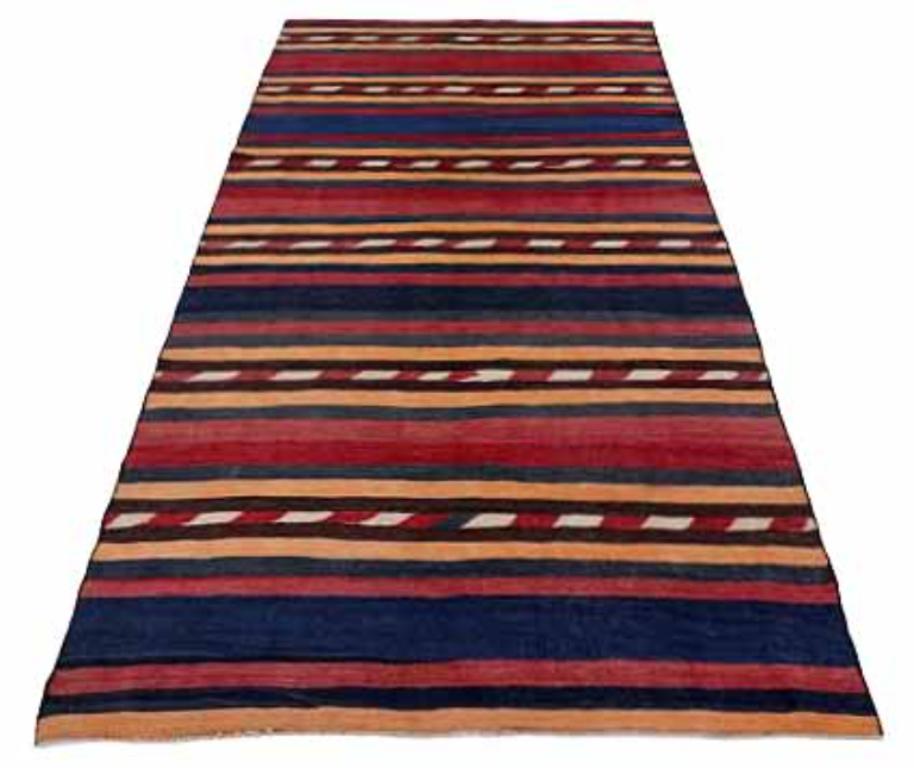 Entdecken Sie die Eleganz eines persischen Kilims mit einem kleinen Teppich von CIRCA 1880. Dieses exklusive Design aus Wolle und Blau-Elfenbein-Rot-Gelb ist perfekt, um Ihren Raum zu verschönern.