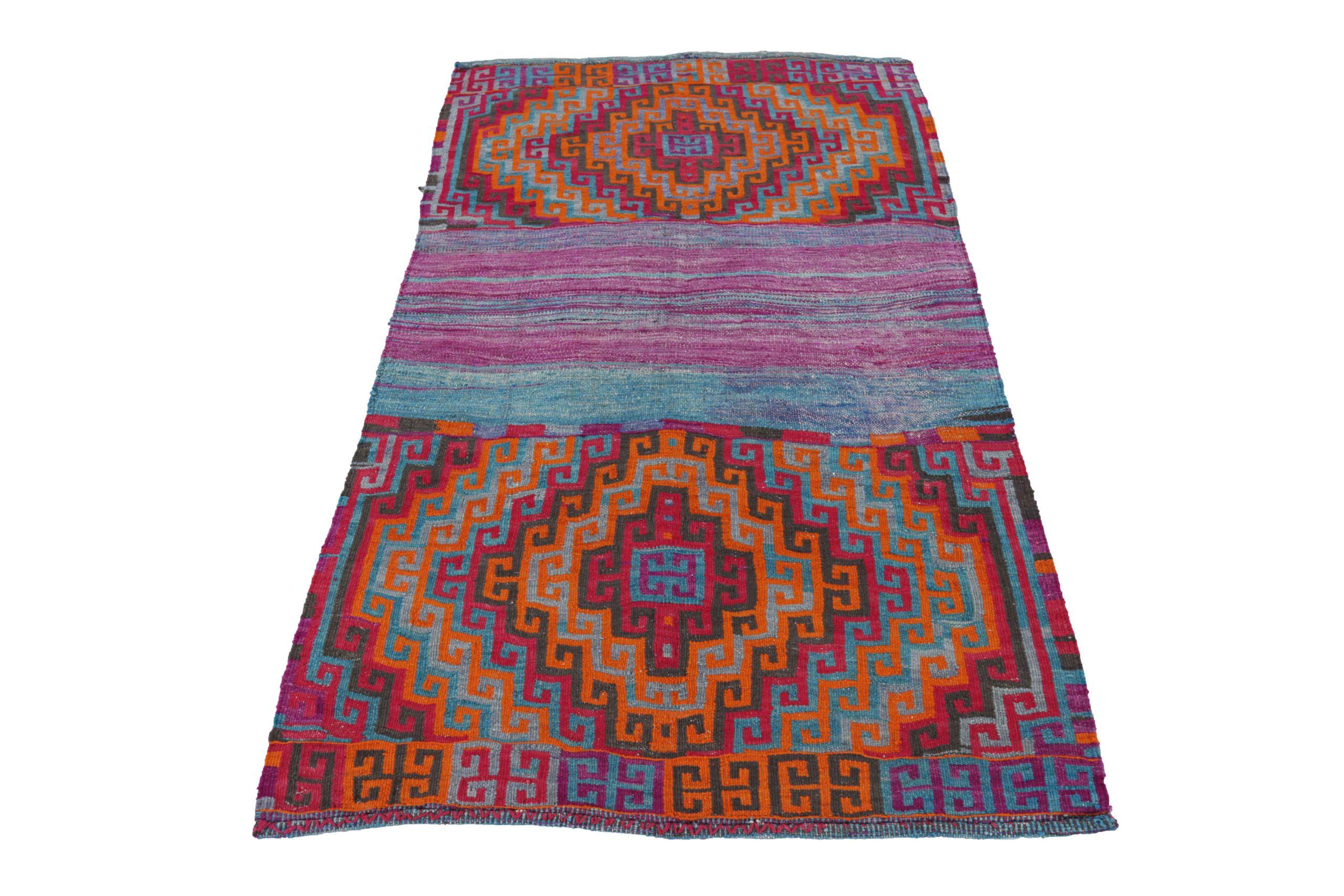 Descubre la elegancia del Kilim persa con una pequeña alfombra de circa 1880. Diseñado con Lana y AzulNaranjaRojoPúrpura, este diseño exclusivo es perfecto para realzar tu espacio.