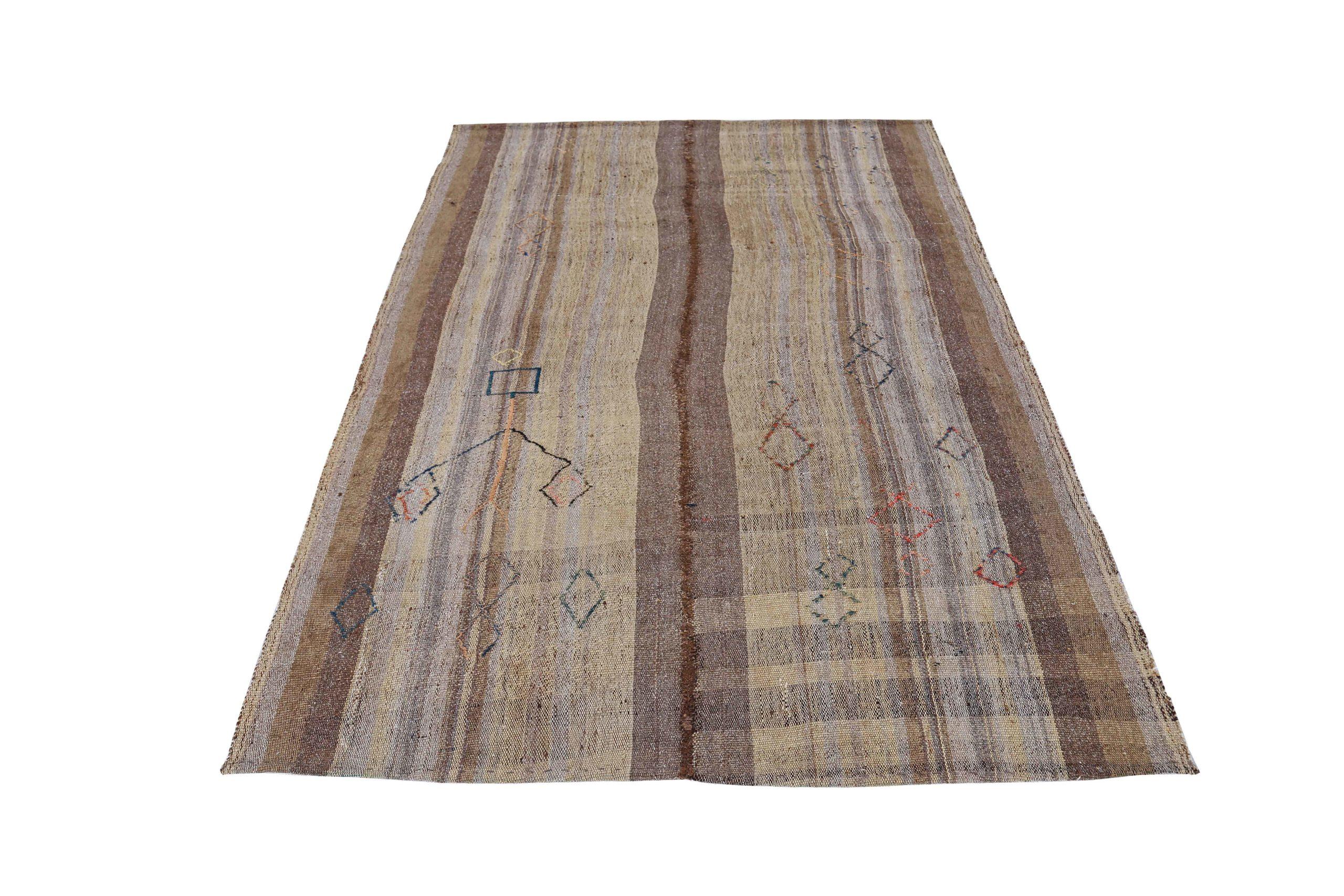 Scopri l'eleganza del Rug & Kilim persiano di piccole dimensioni del 1880 circa. Progettato in lana e marrone-avorio, questo design esclusivo è perfetto per valorizzare il tuo spazio.