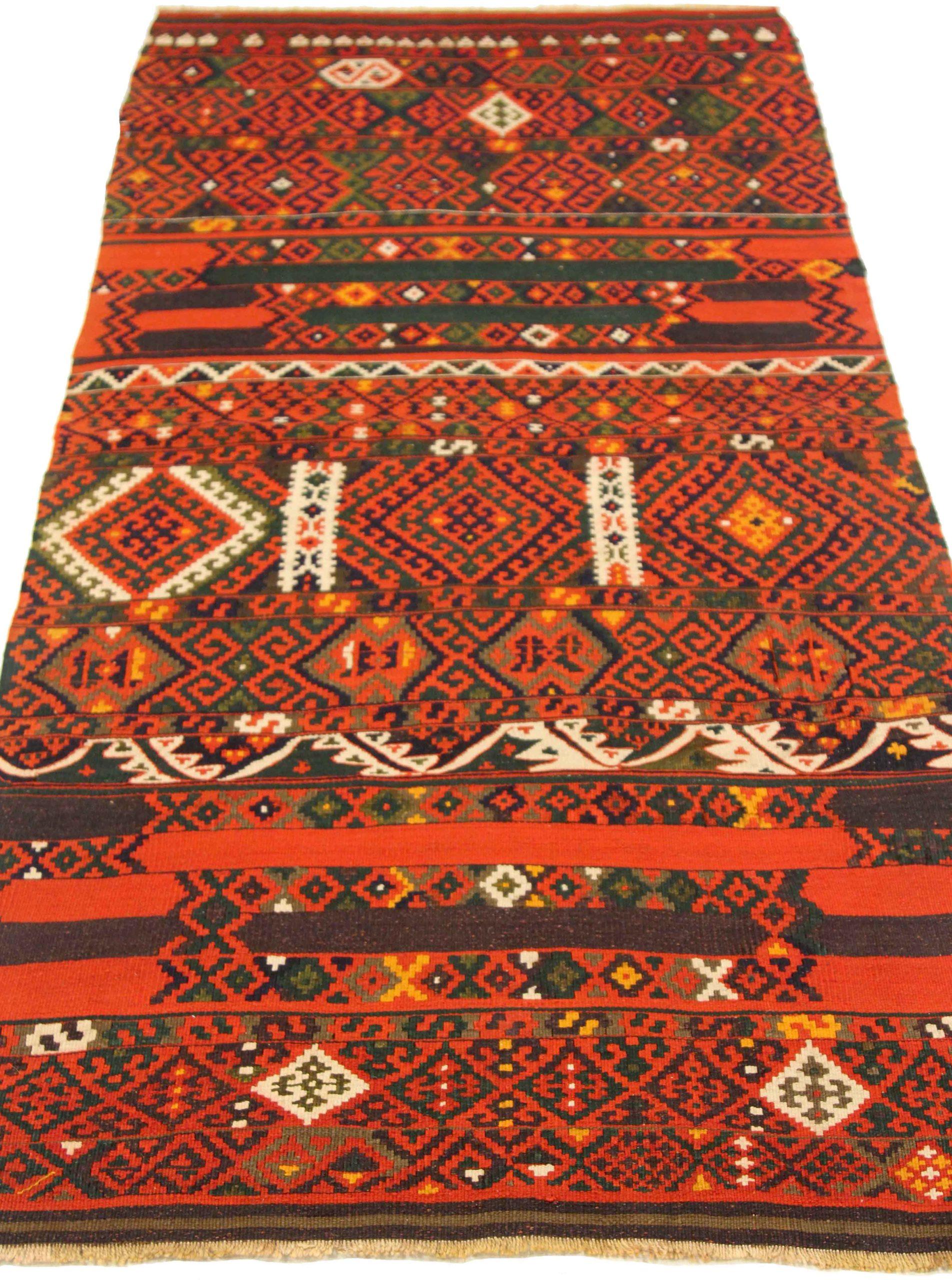 Descubre la elegancia del Kilim persa con una pequeña alfombra de circa 1880. Diseñado con Lana y VerdeMarfilRojo, este diseño exclusivo es perfecto para realzar tu espacio.