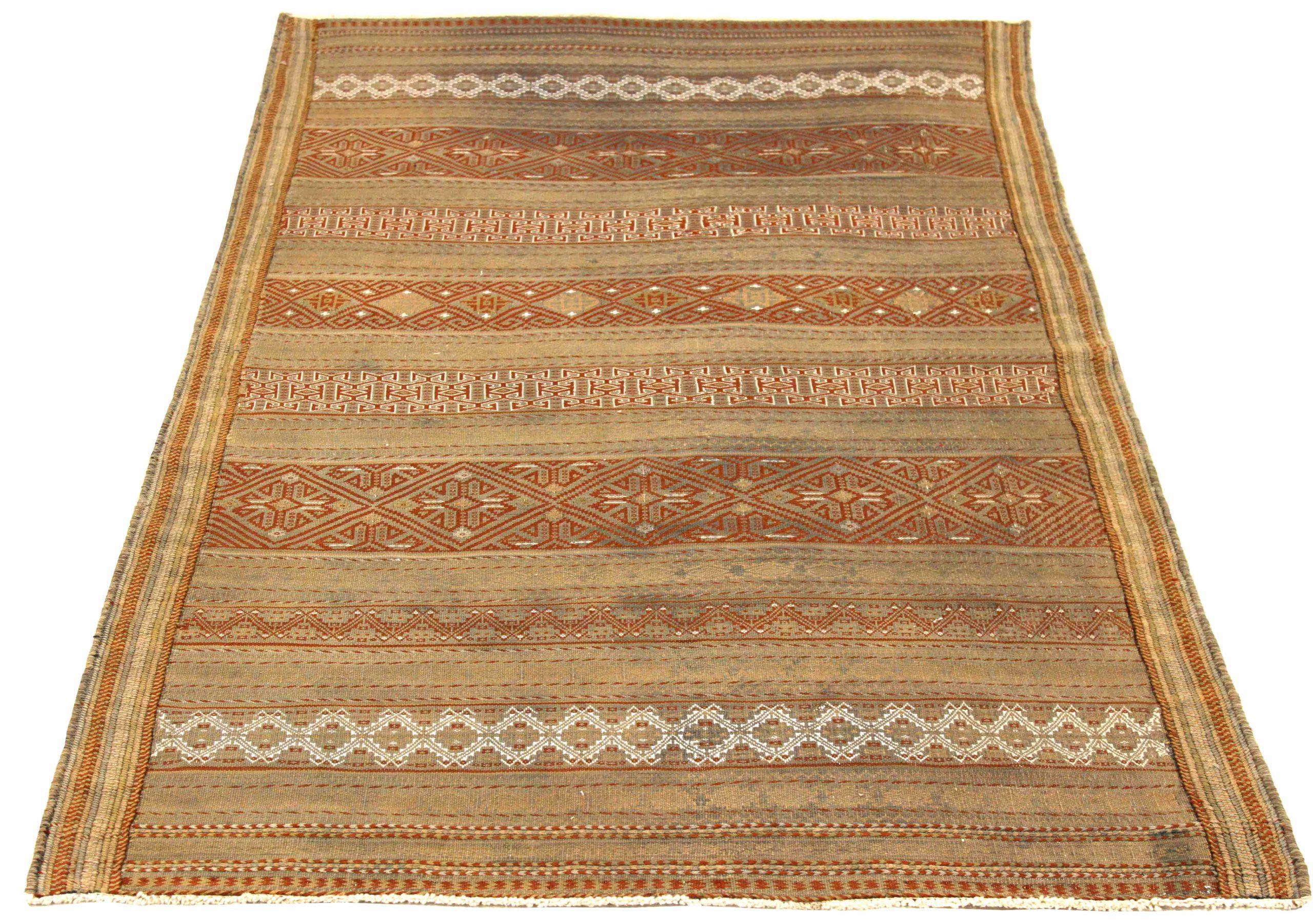 Entdecken Sie die Eleganz eines persischen Kilims mit einem kleinen Teppich von CIRCA 1880. Dieses exklusive Design aus Wolle und IvoryRedTaupe ist perfekt, um Ihren Raum zu verschönern.