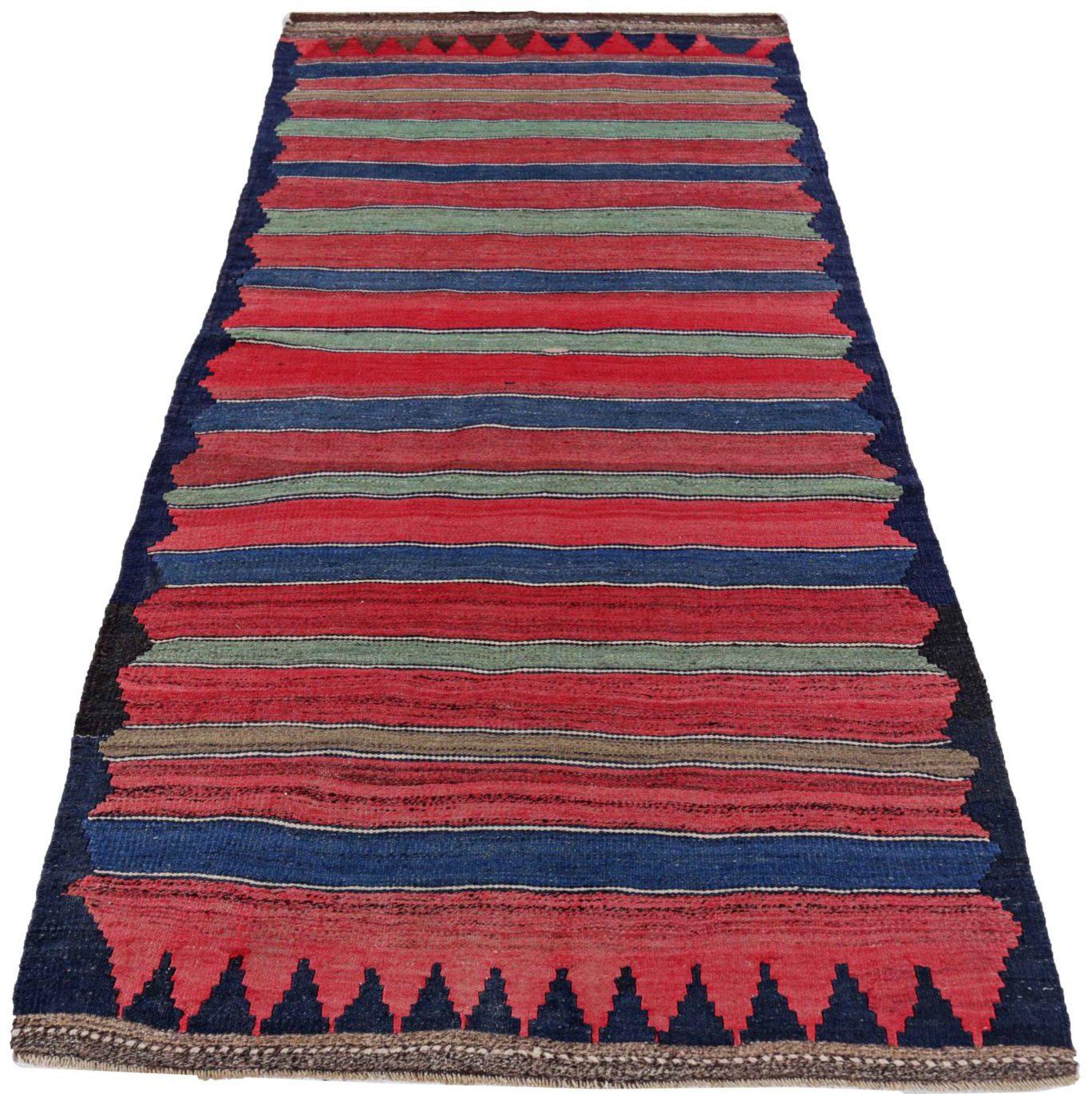 Entdecken Sie die Eleganz eines persischen Kilims mit einem kleinen Teppich von CIRCA 1910. Dieses exklusive Design aus Wolle und SchwarzBlauGrünRot ist perfekt, um Ihren Raum zu verschönern.