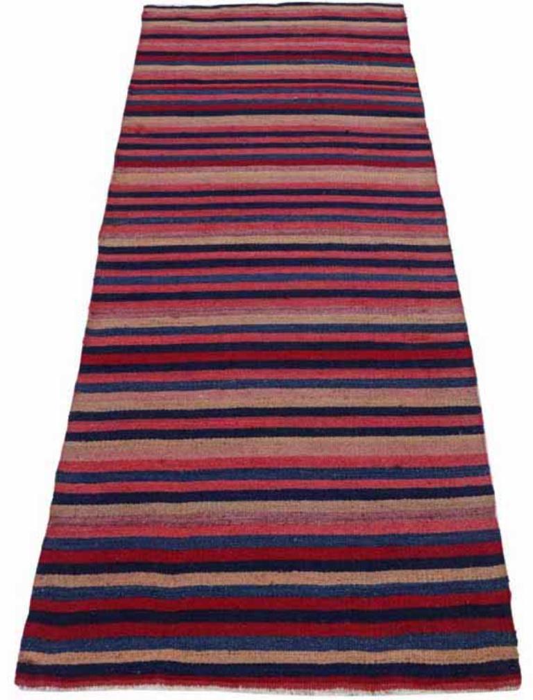 Entdecken Sie die Eleganz eines persischen Kilims mit einem kleinen Teppich von CIRCA 1910. Dieses exklusive Design in den Farben Wolle und SchwarzBlauElfenbeinRosa eignet sich perfekt zur Verschönerung Ihres Raums.