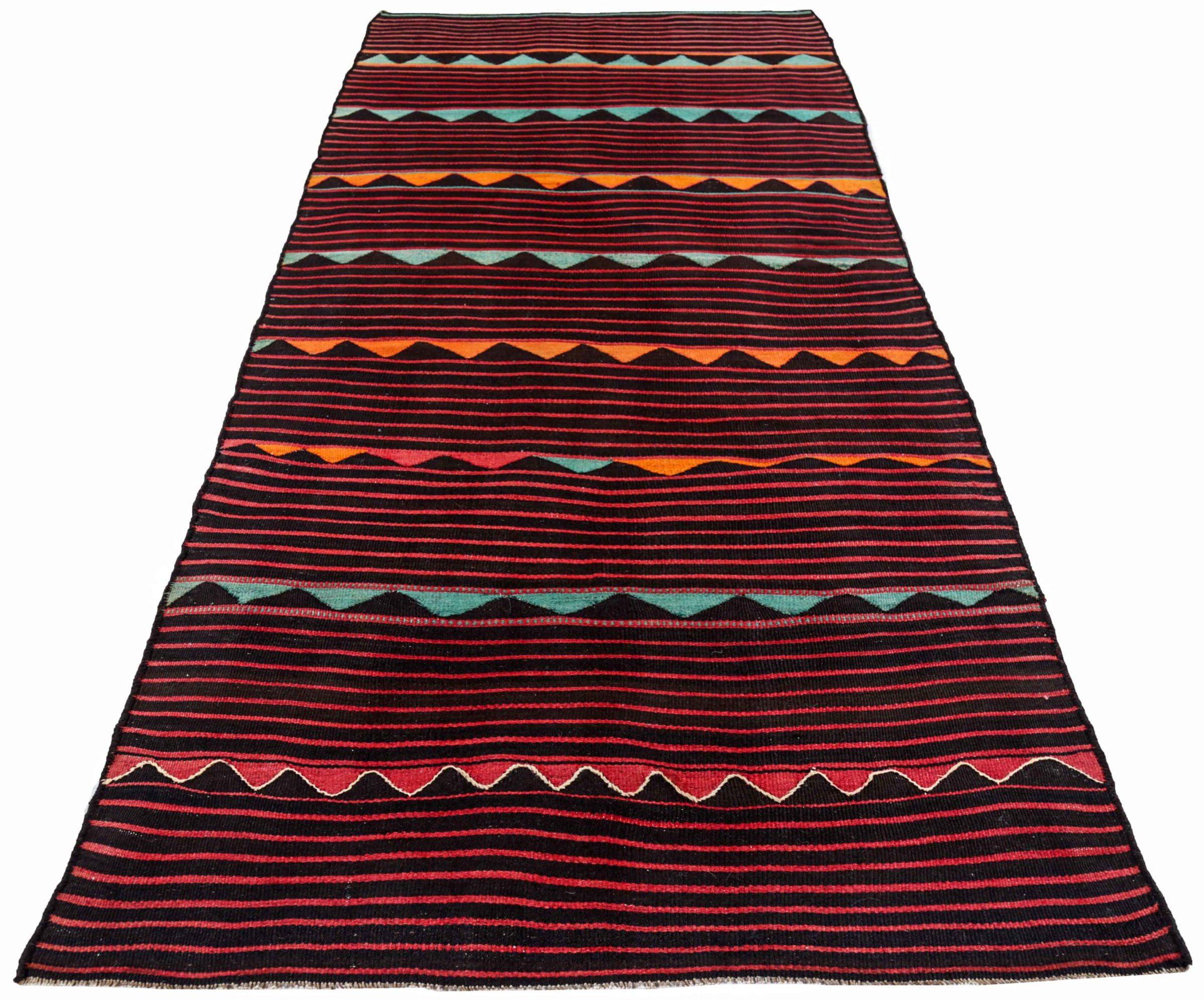 Entdecken Sie die Eleganz eines persischen Kilims mit einem kleinen Teppich von CIRCA 1910. Dieses exklusive Design in den Farben Wolle und SchwarzBlauOrangeRot ist perfekt, um Ihren Raum zu verschönern.