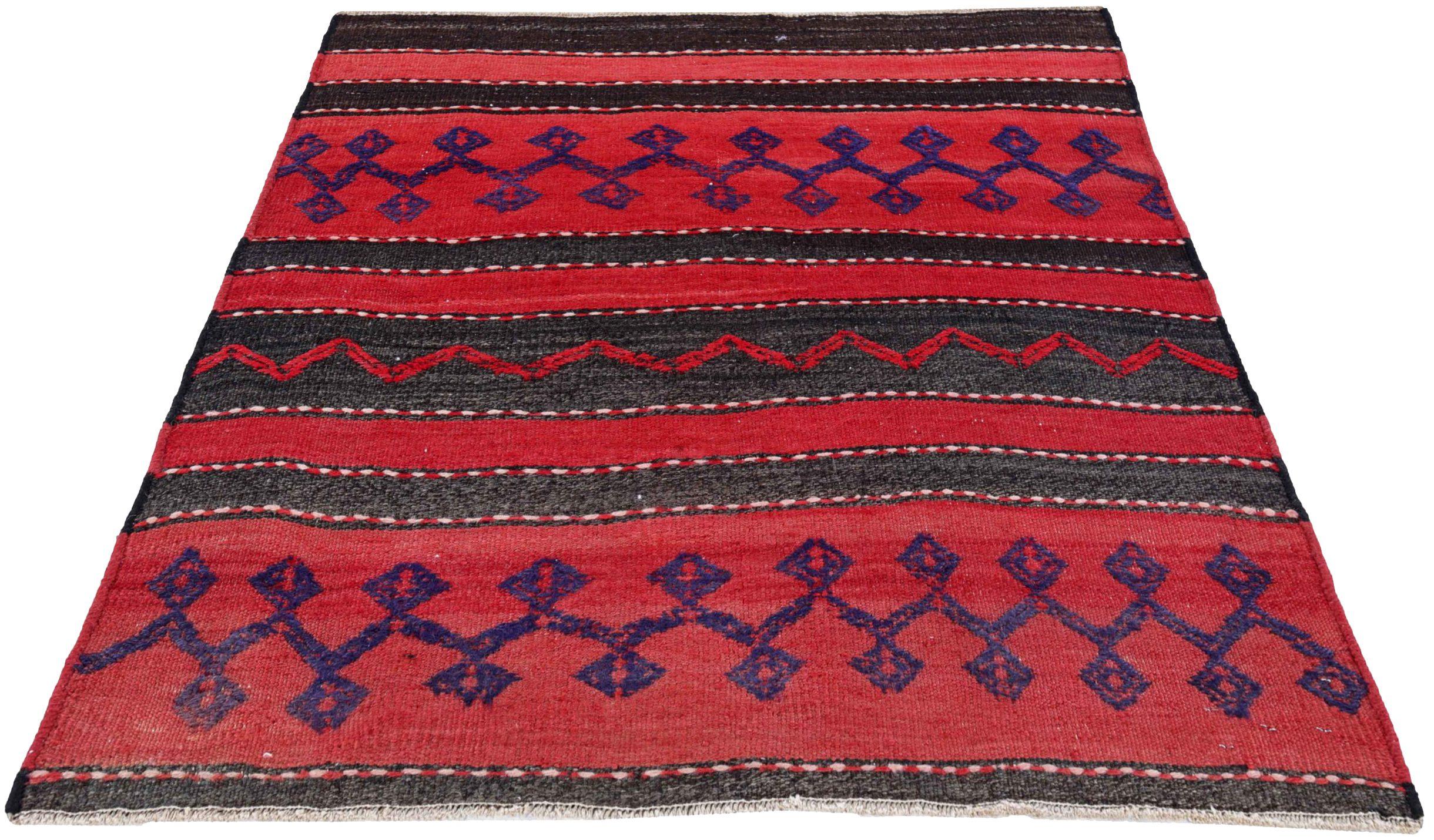 Entdecken Sie die Eleganz eines persischen Kilims mit einem kleinen Teppich von CIRCA 1910. Dieses exklusive Design aus Wolle und Schwarz-Blau-Rot ist perfekt, um Ihren Raum zu verschönern.