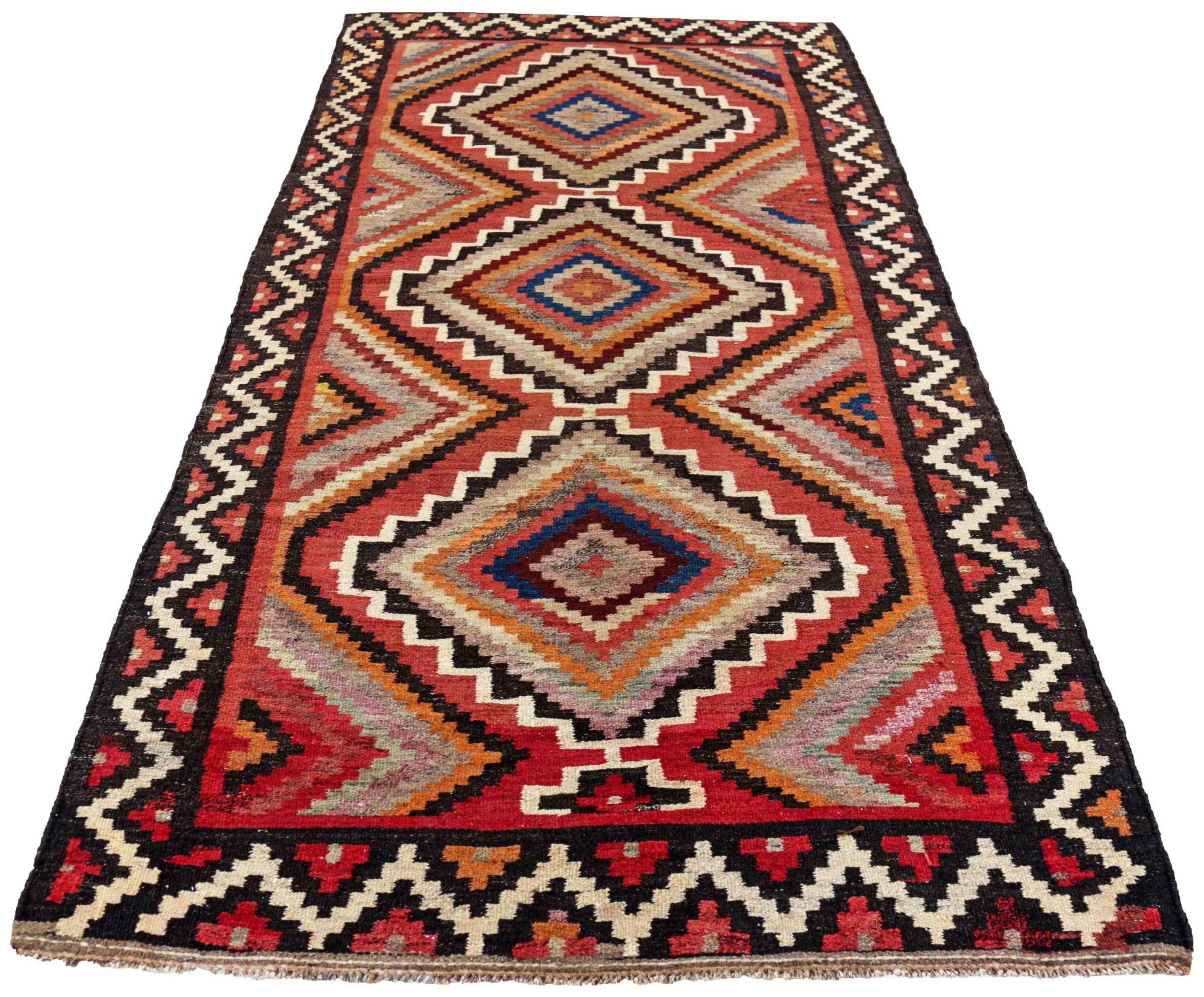 Entdecken Sie die Eleganz eines persischen Kilims mit einem kleinen Teppich von CIRCA 1910. Dieses exklusive Design aus Wolle und Schwarz-Elfenbein-Orange-Rot ist perfekt, um Ihren Raum zu verschönern.