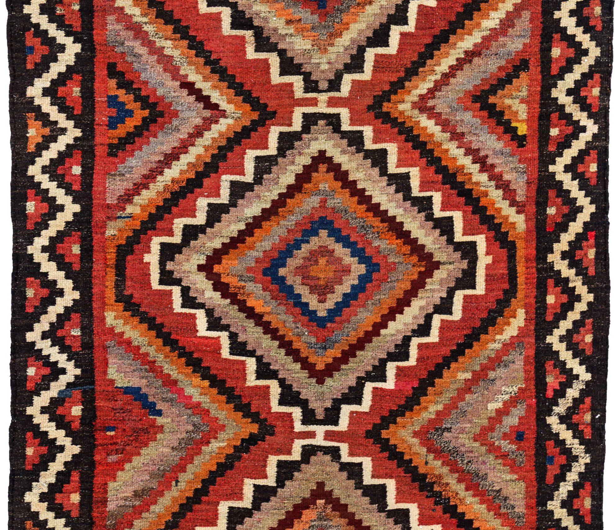 Persischer Kelim-Teppich Circa 1910 - Wolle Schwarz Elfenbein Orange Rot Design - 91208 (Asiatisch) im Angebot